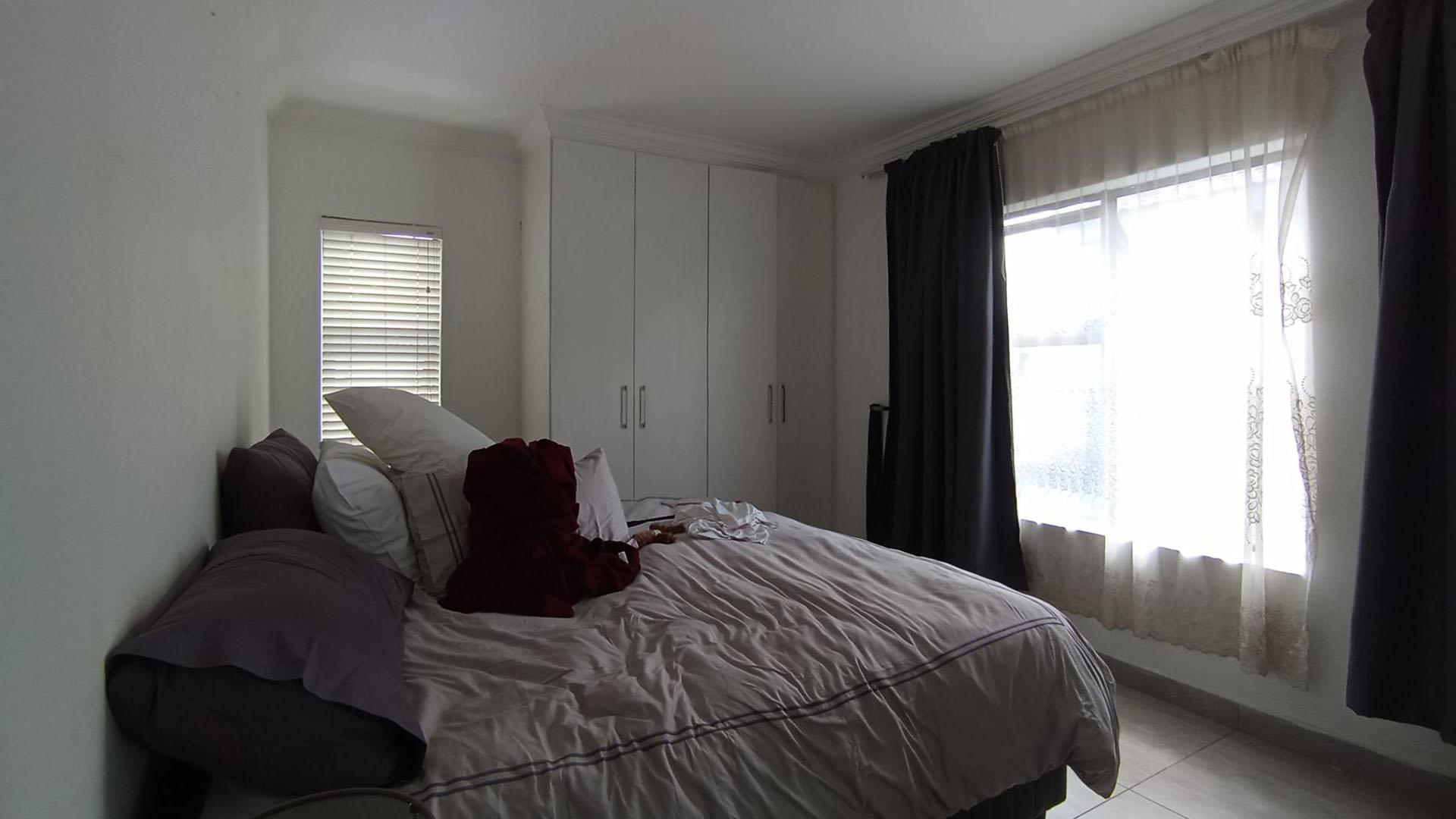 Main Bedroom - 18 square meters of property in Rua Vista