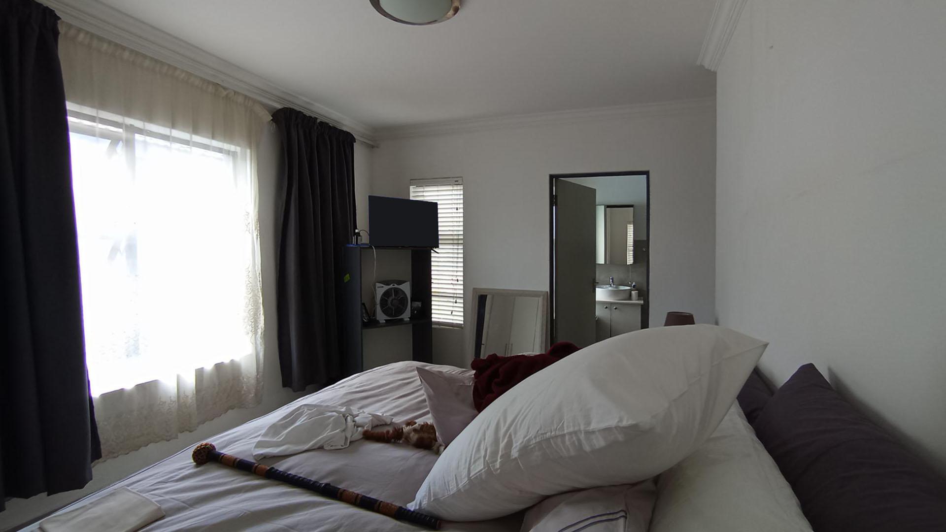 Main Bedroom - 18 square meters of property in Rua Vista