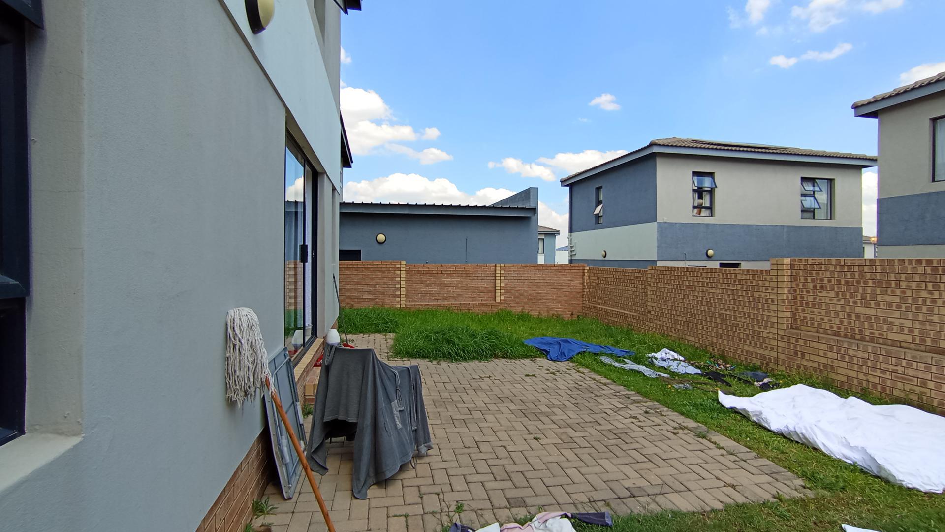 Backyard of property in Rua Vista