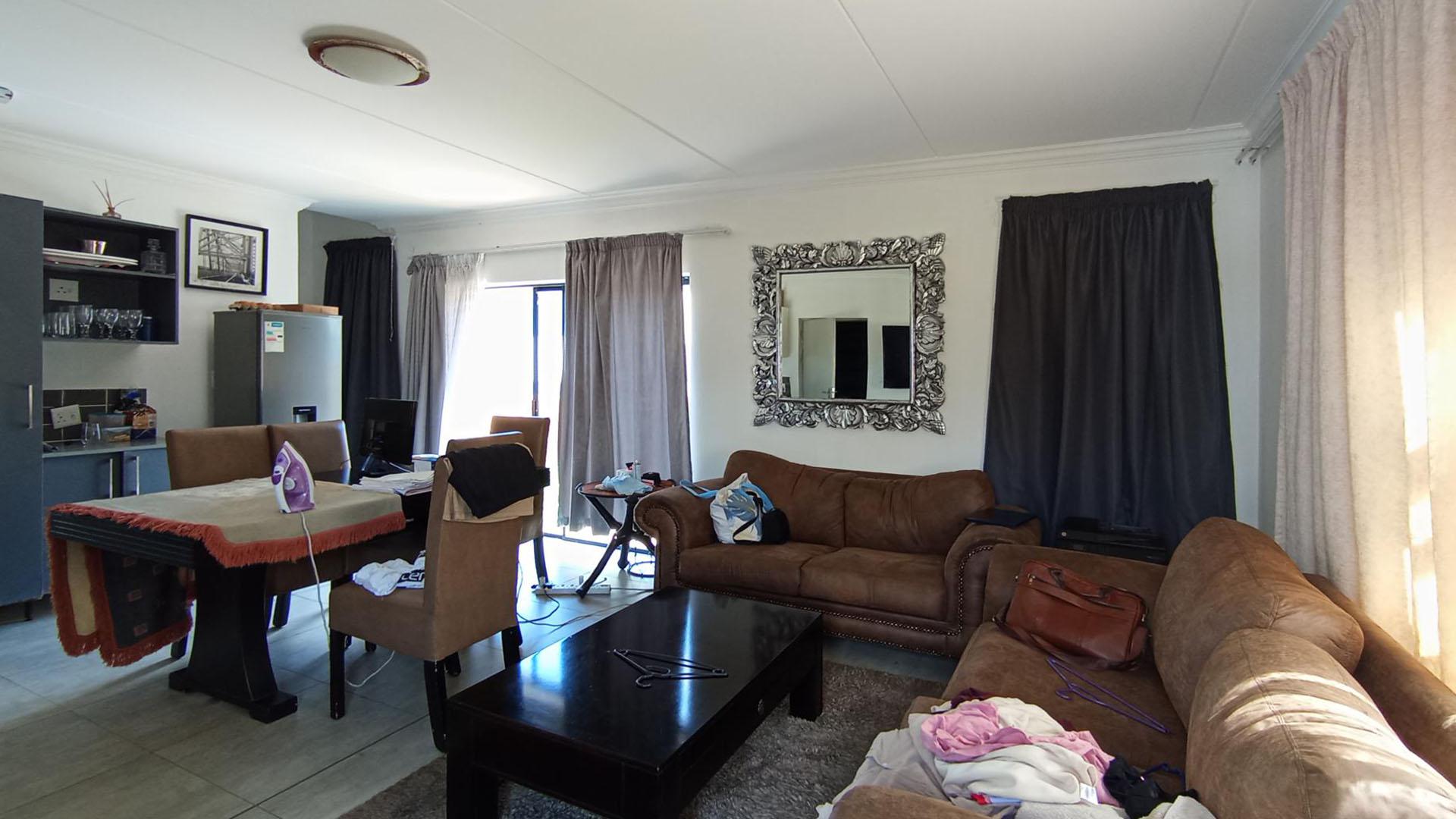 Lounges - 17 square meters of property in Rua Vista