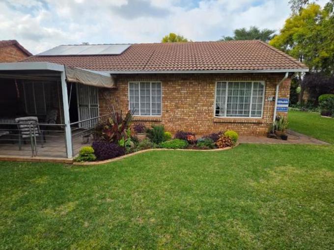 3 Bedroom Simplex for Sale For Sale in Doornpoort - MR704610