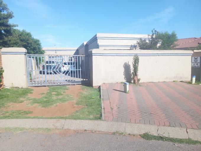 2 Bedroom House for Sale For Sale in Vosloorus - MR704635