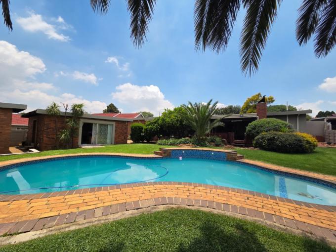 4 Bedroom House for Sale For Sale in Verwoerdpark - MR704644