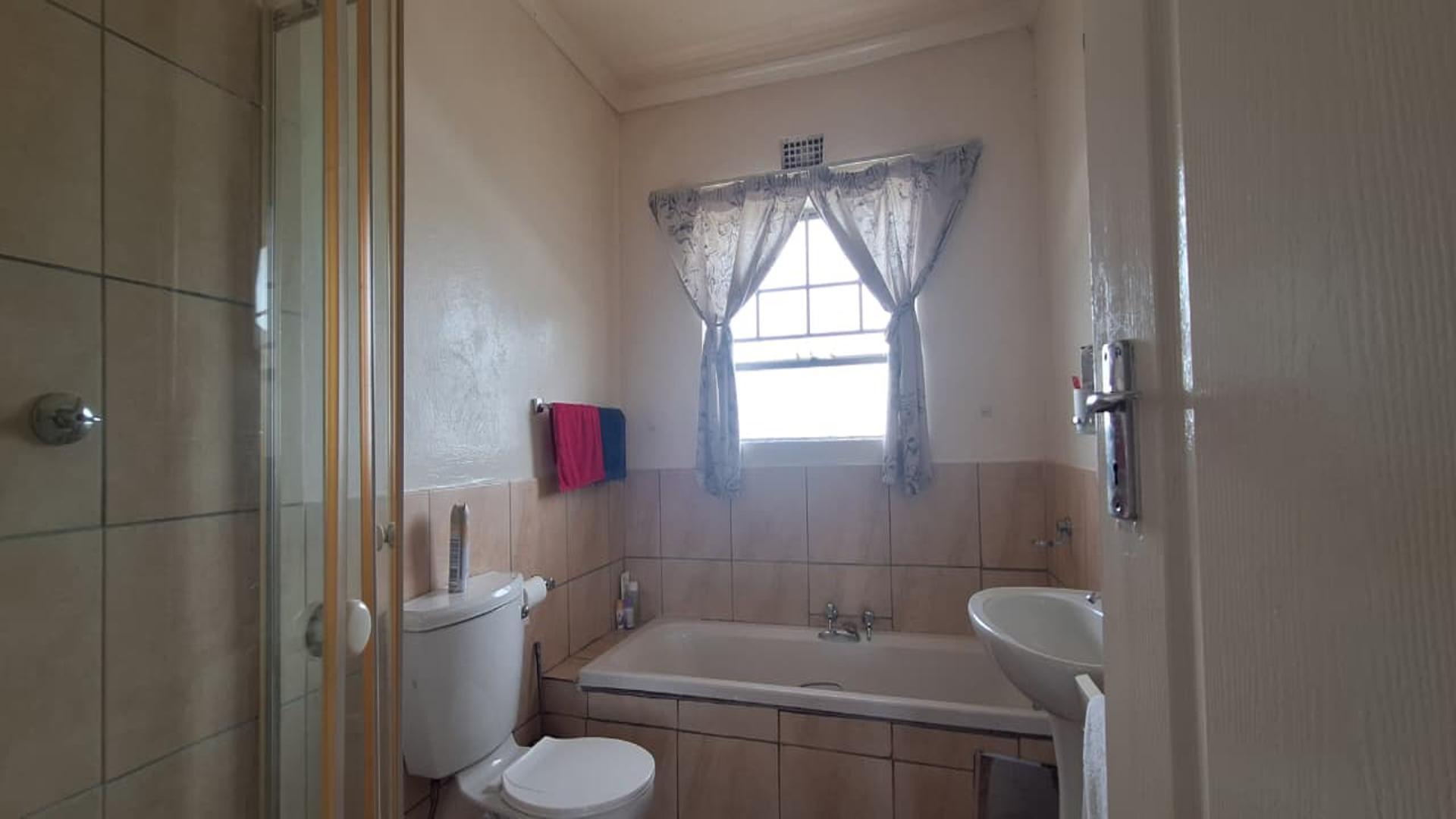 Bathroom 1 - 6 square meters of property in Ravenswood