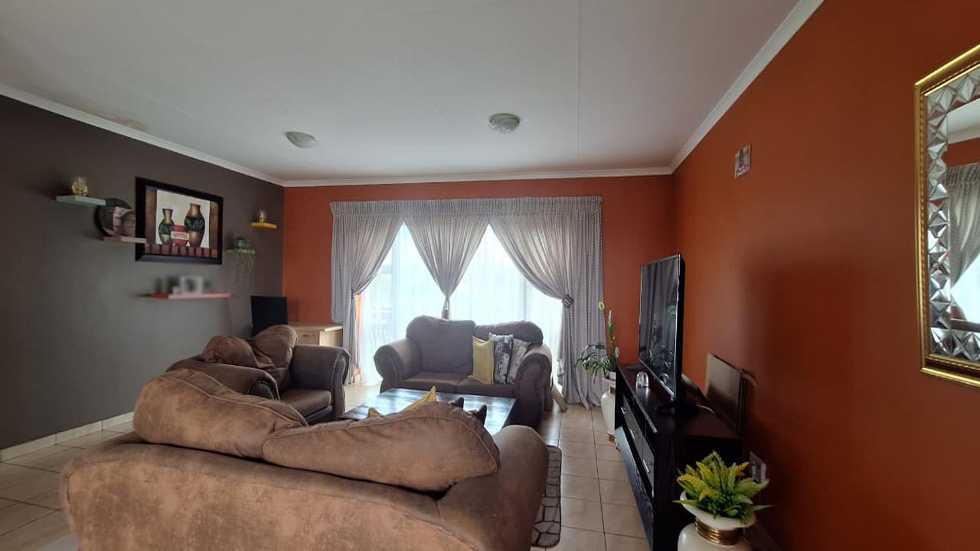 Lounges - 28 square meters of property in Ravenswood