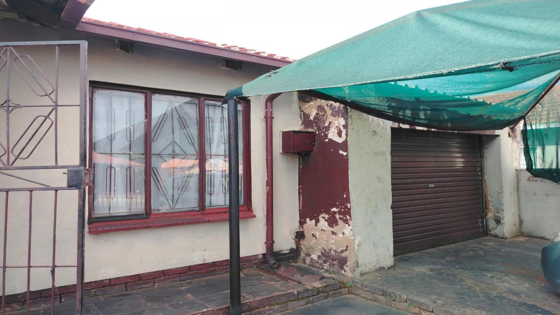 Garage of property in Mahube Valley