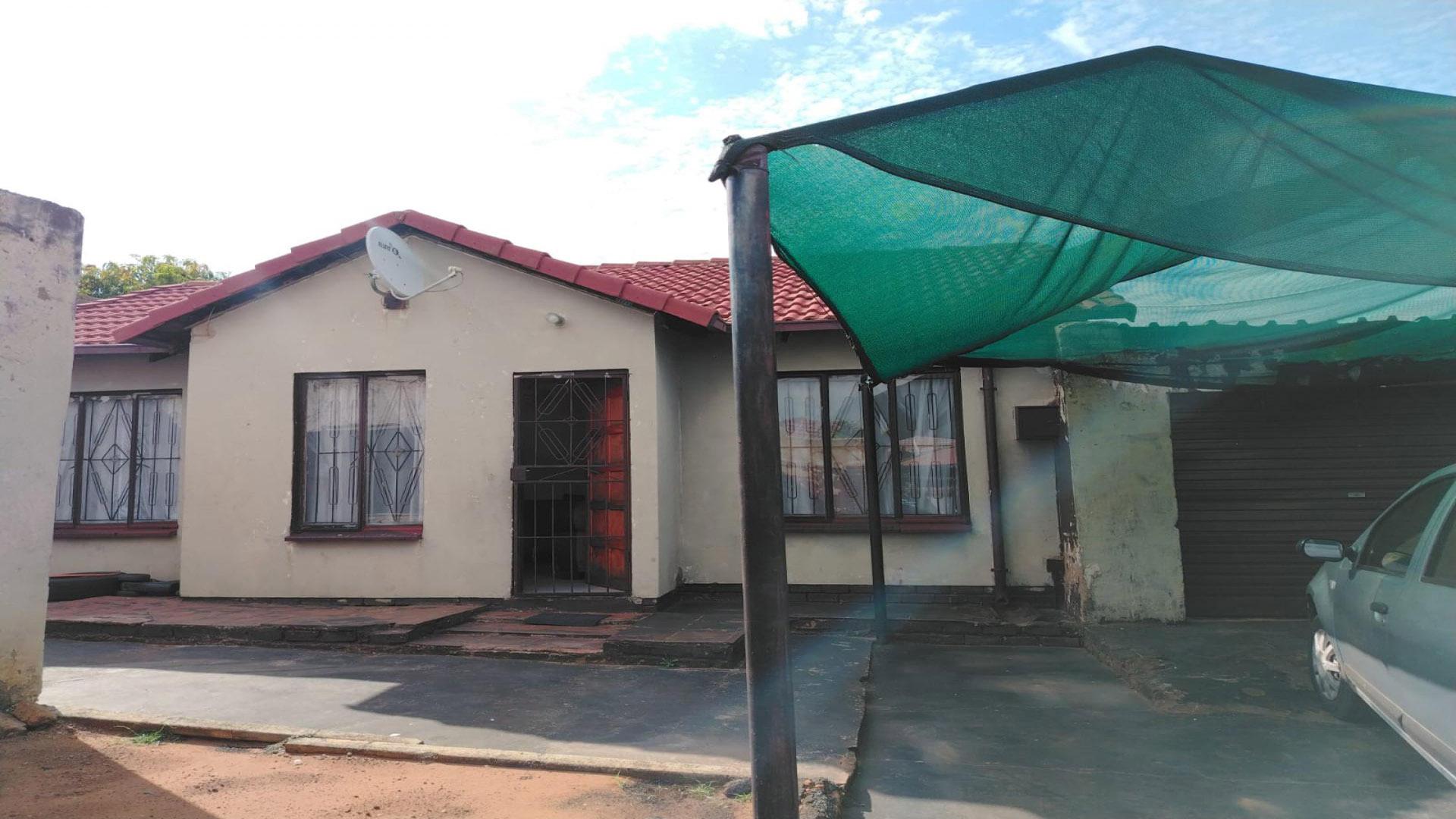 Front View of property in Mahube Valley