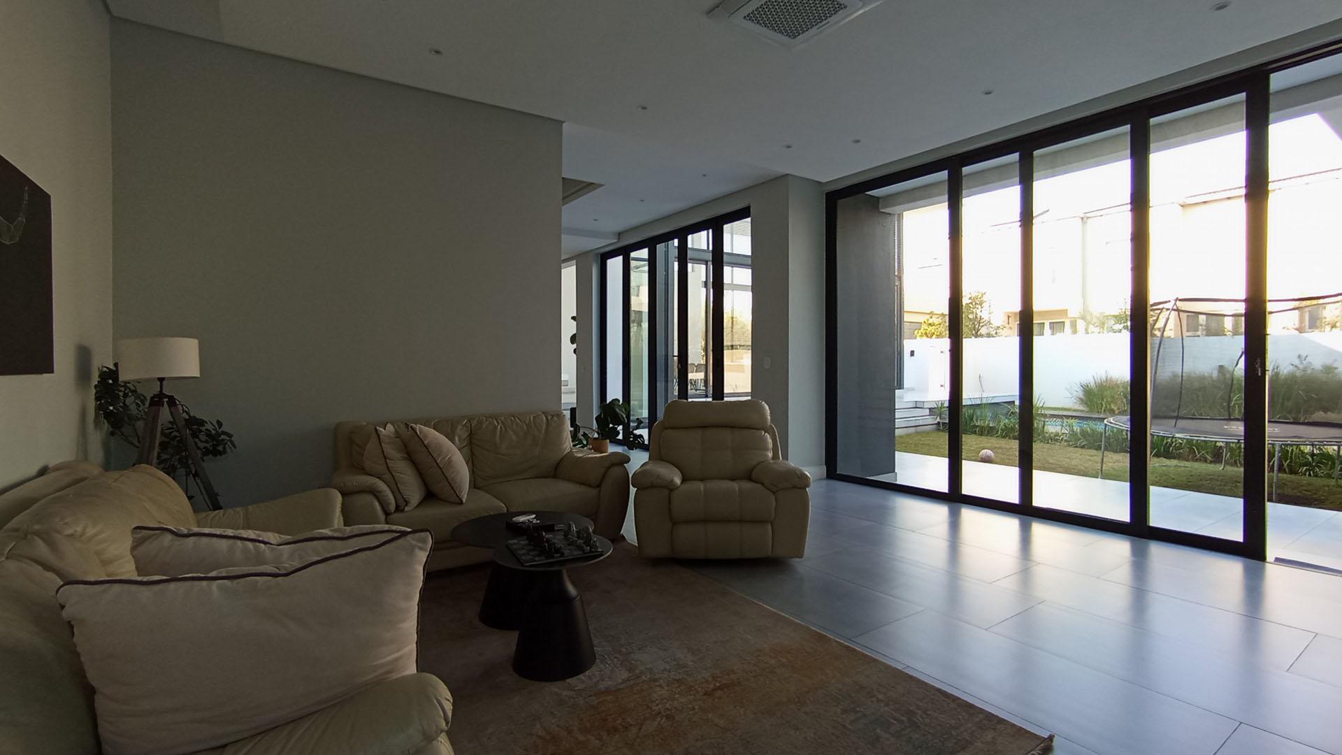 Lounges - 86 square meters of property in Riverglen