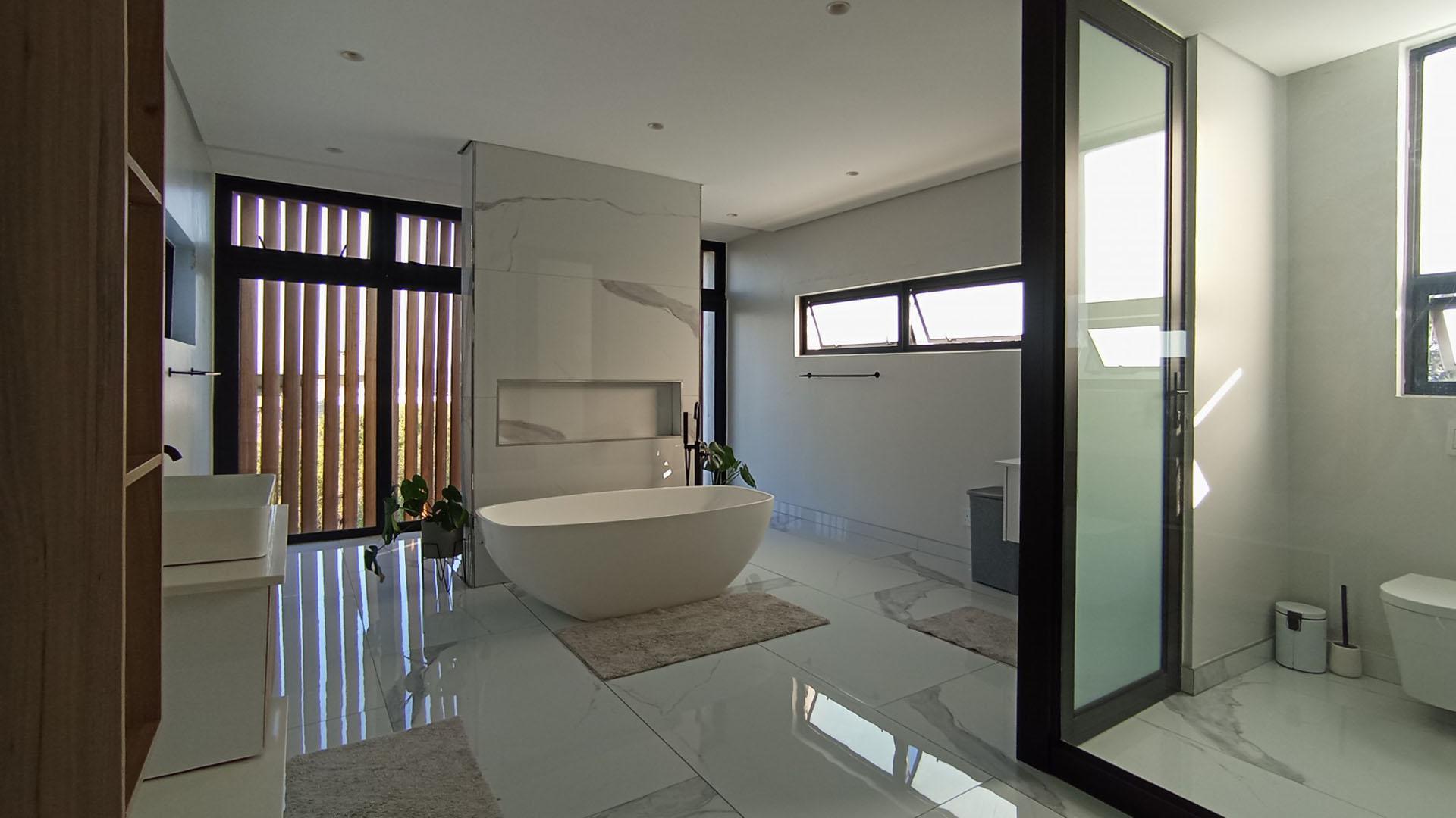 Main Bathroom - 27 square meters of property in Riverglen
