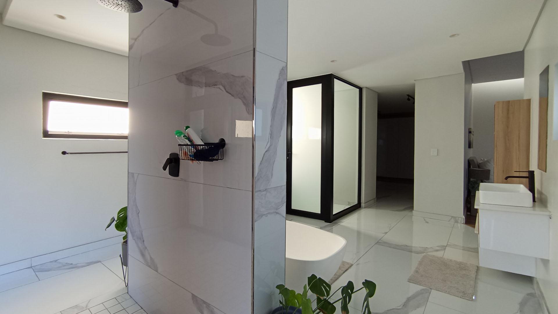 Main Bathroom - 27 square meters of property in Riverglen