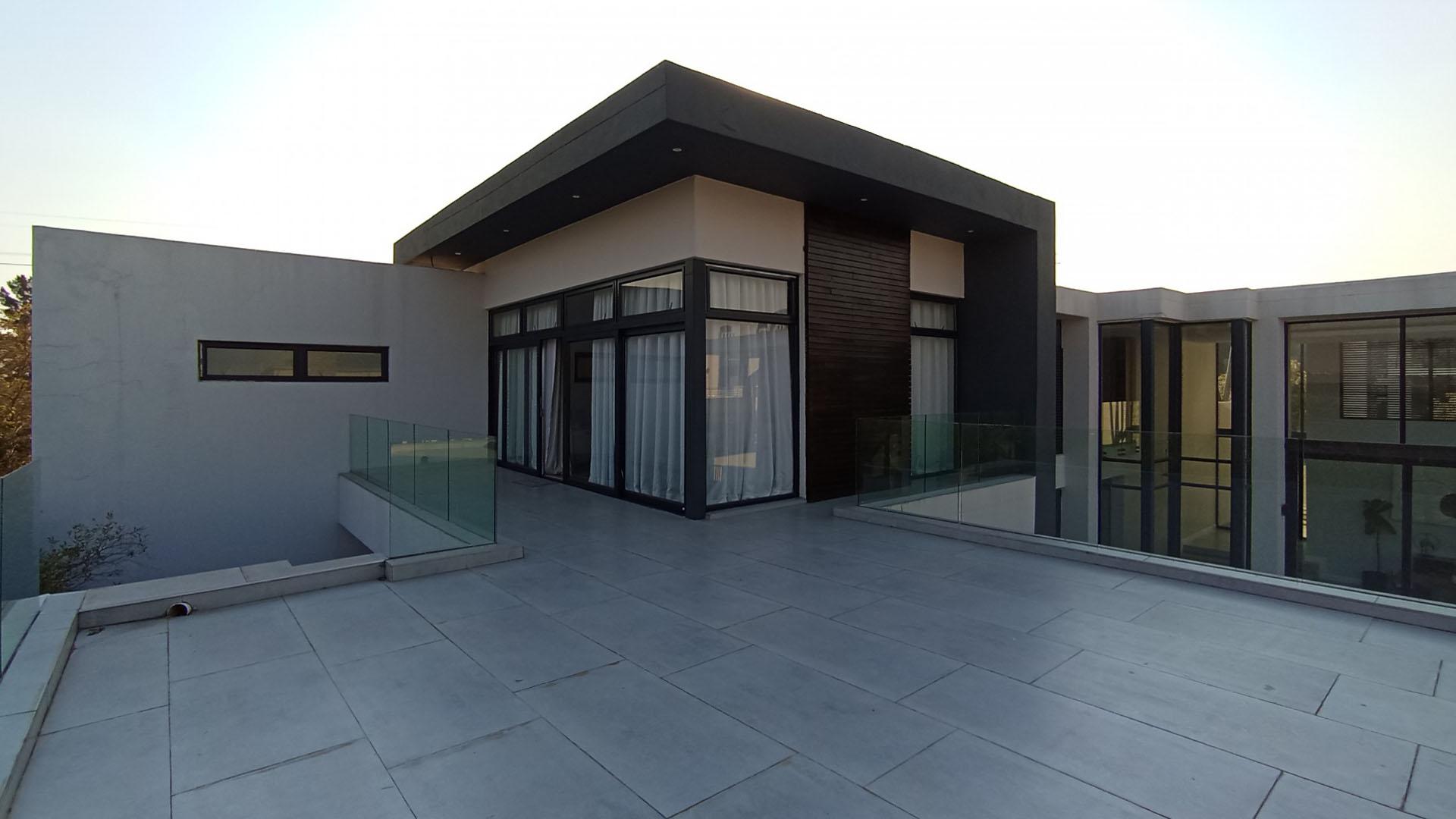 Balcony - 96 square meters of property in Riverglen