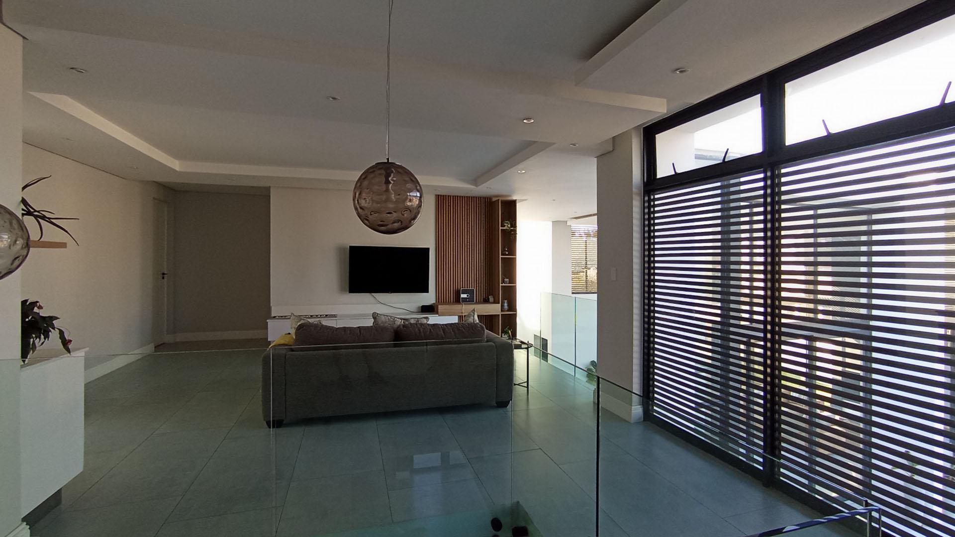 Spaces - 171 square meters of property in Riverglen