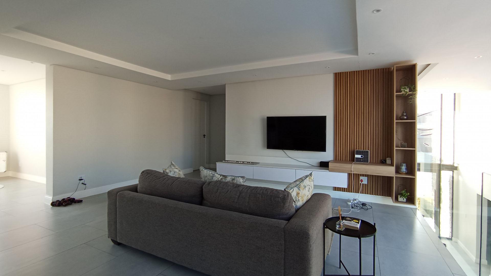 Lounges - 86 square meters of property in Riverglen