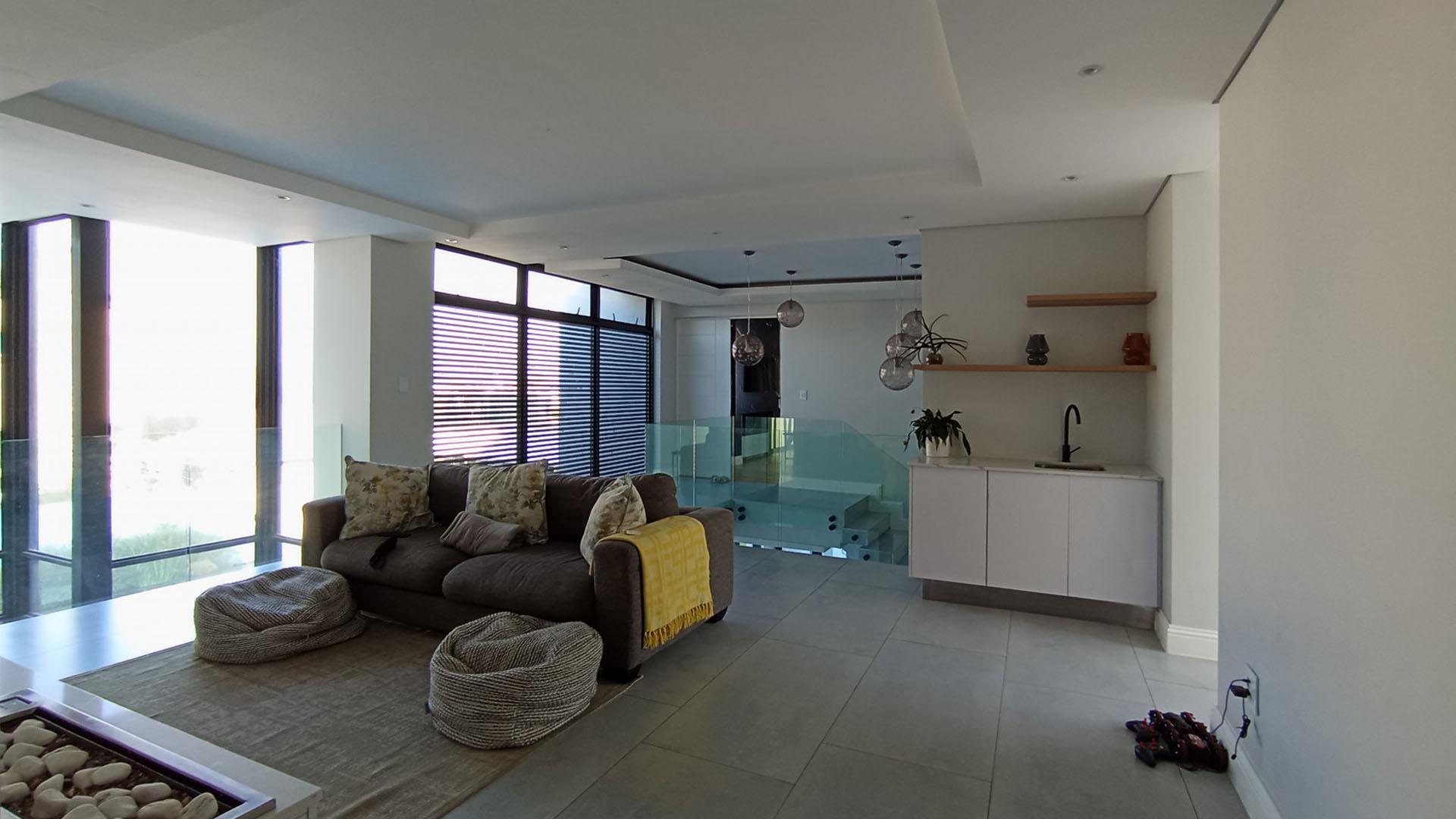 Lounges - 86 square meters of property in Riverglen
