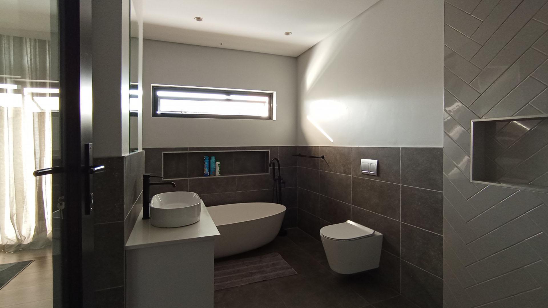 Bathroom 2 - 8 square meters of property in Riverglen