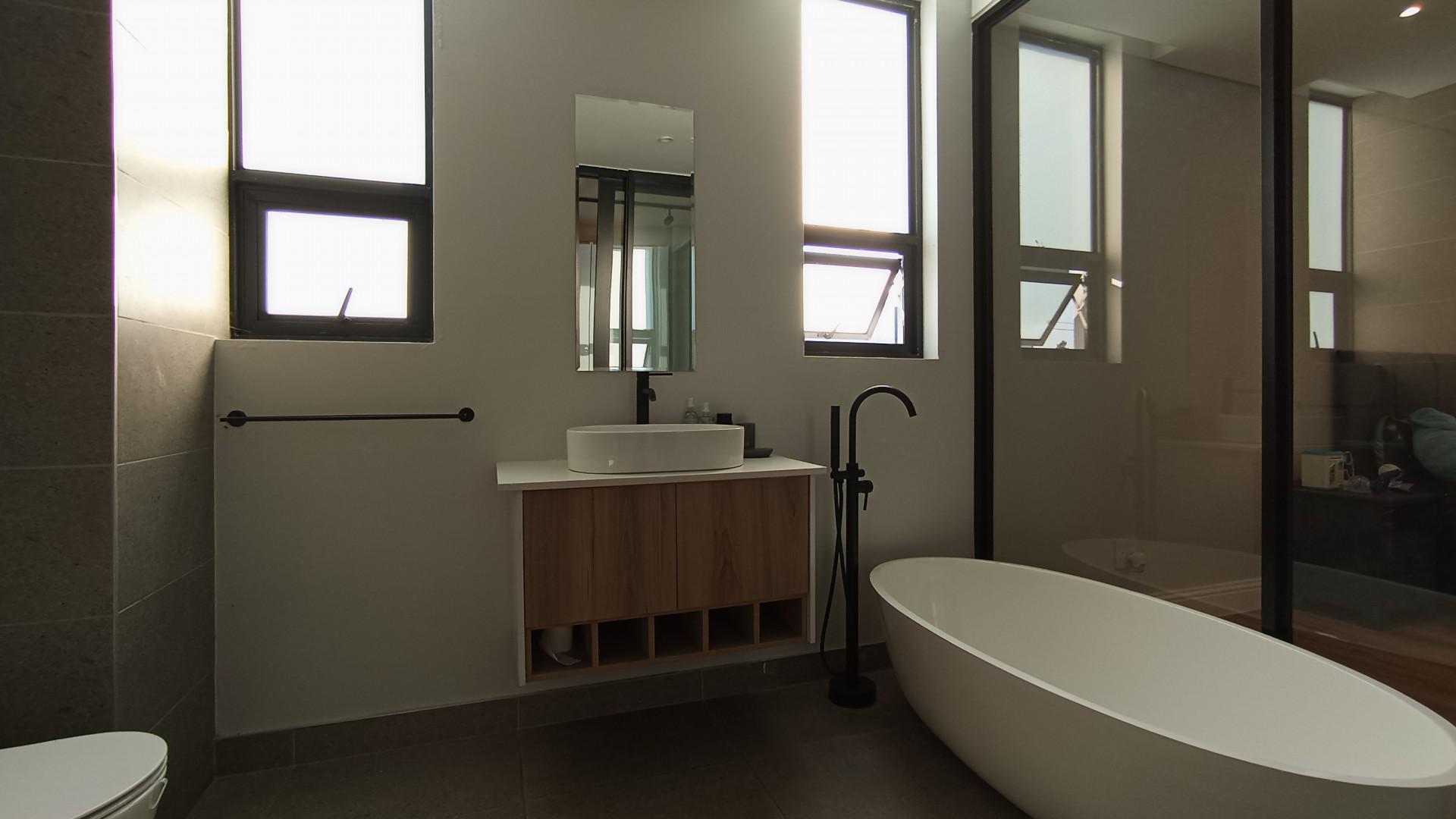 Bathroom 3+ - 7 square meters of property in Riverglen