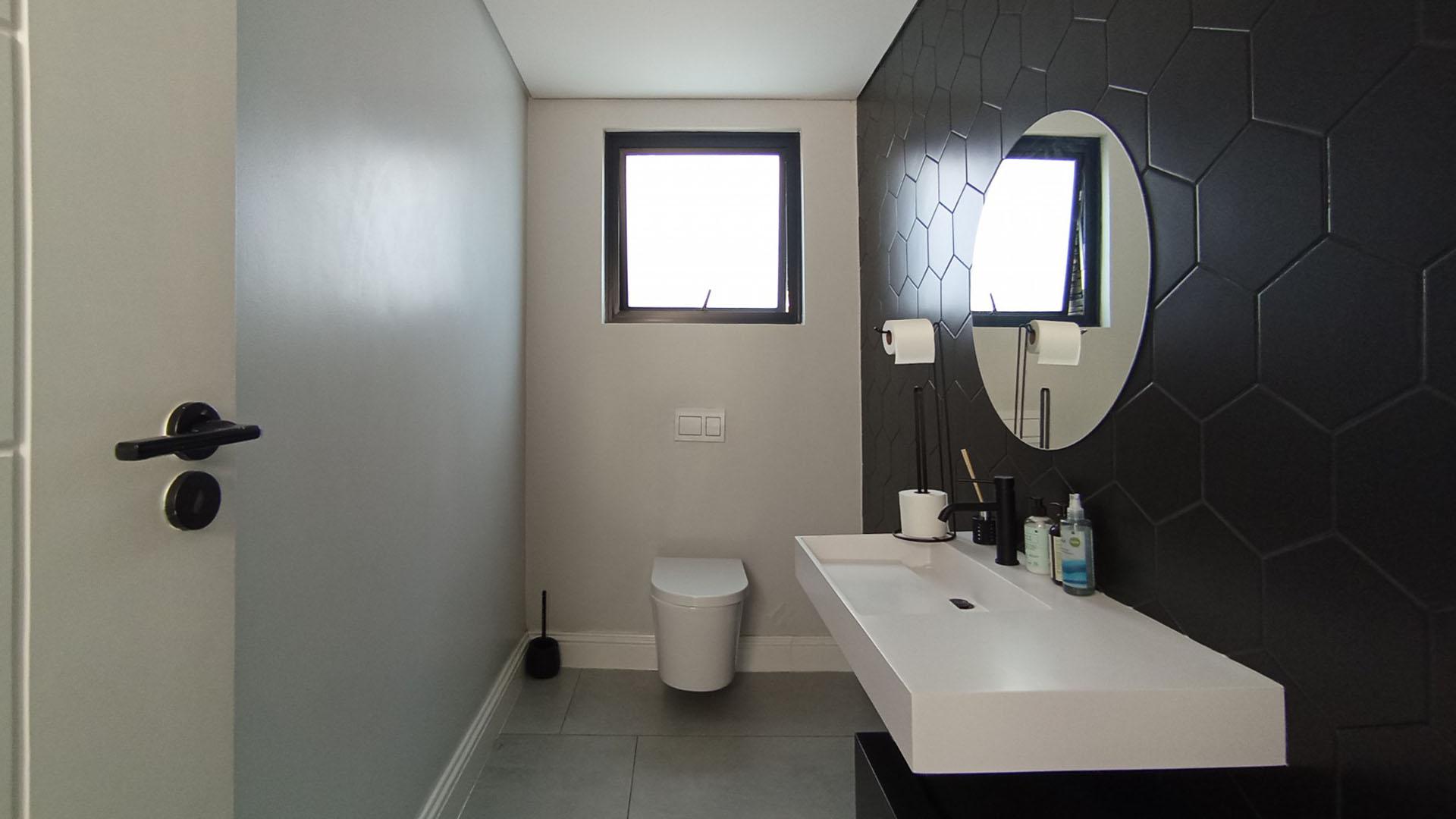 Guest Toilet - 5 square meters of property in Riverglen
