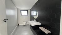 Bathroom 1 of property in Riverglen