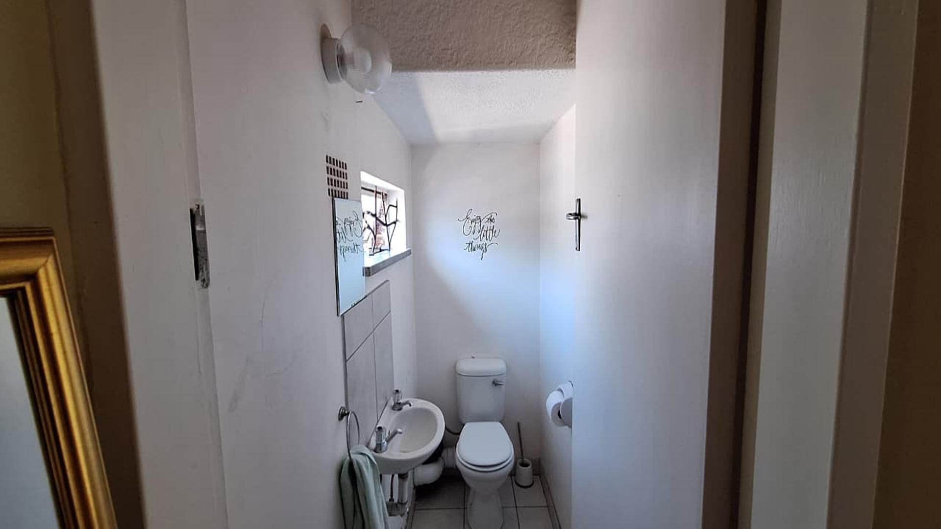 Bathroom 1 - 3 square meters of property in Lyndhurst