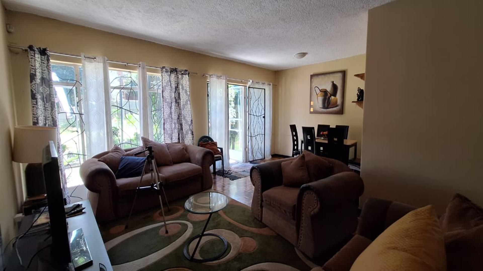 Lounges - 24 square meters of property in Lyndhurst