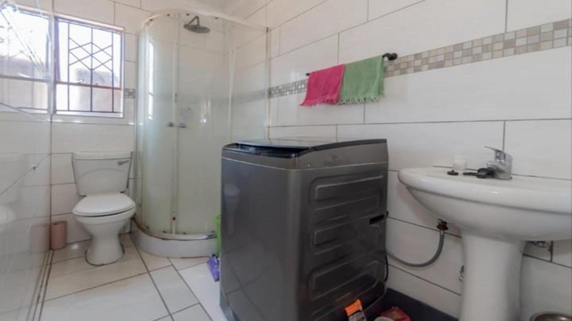 Main Bathroom of property in Alliance