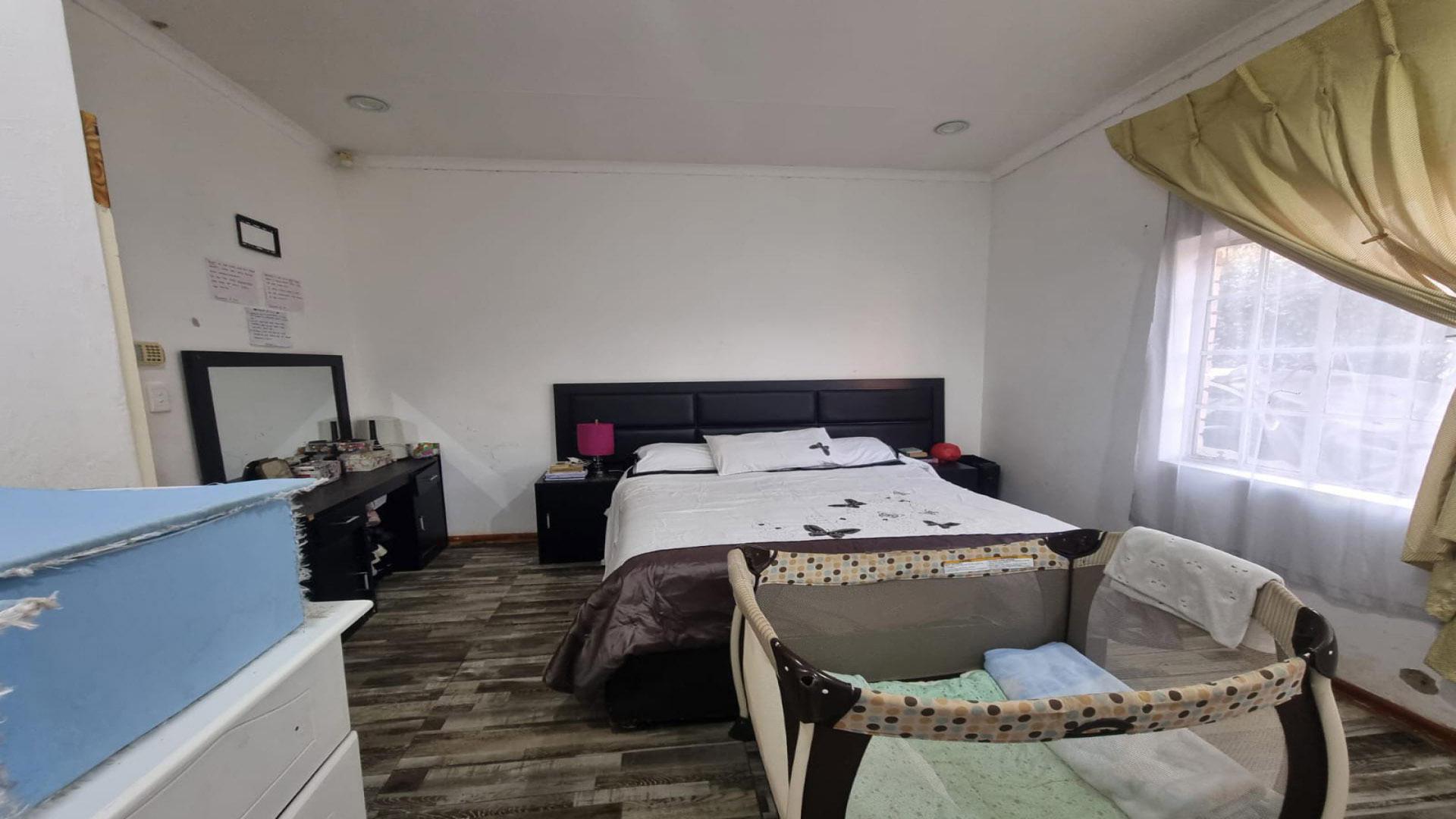 Bed Room 1 of property in Robinpark