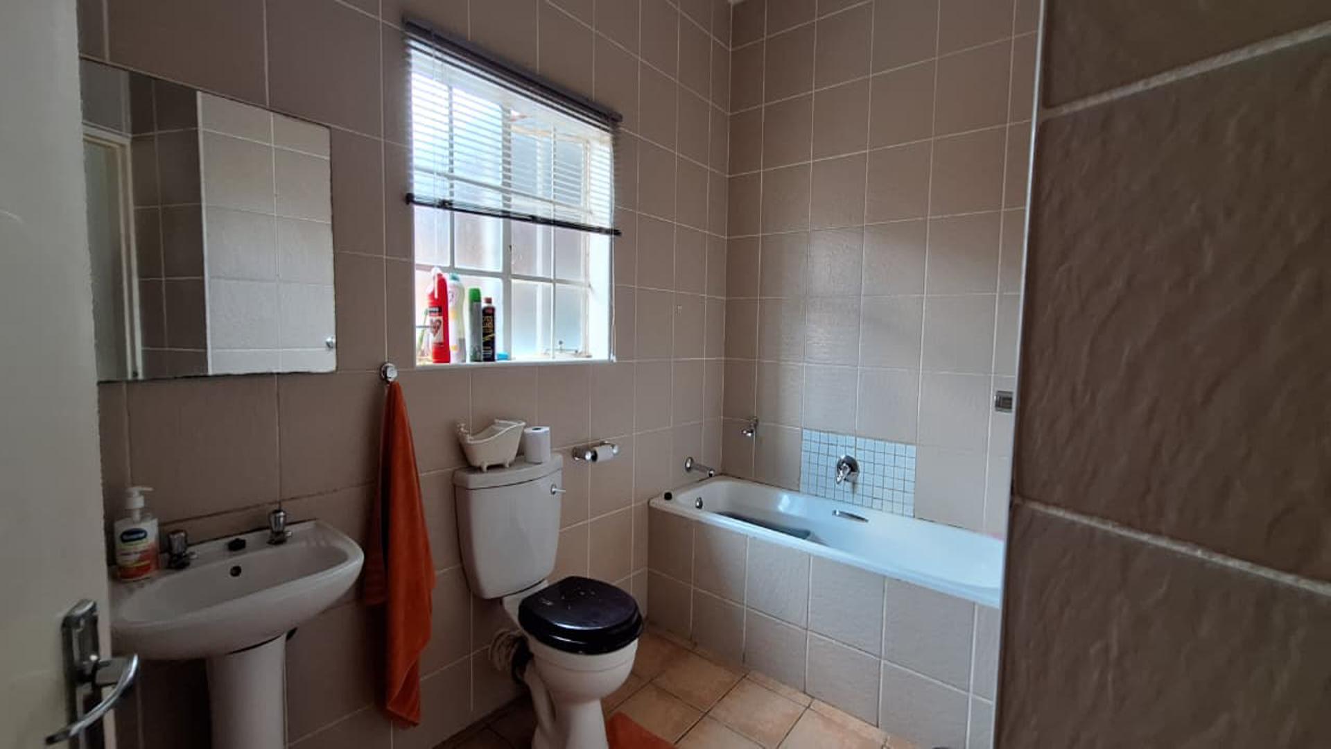 Bathroom 1 - 7 square meters of property in Robinpark