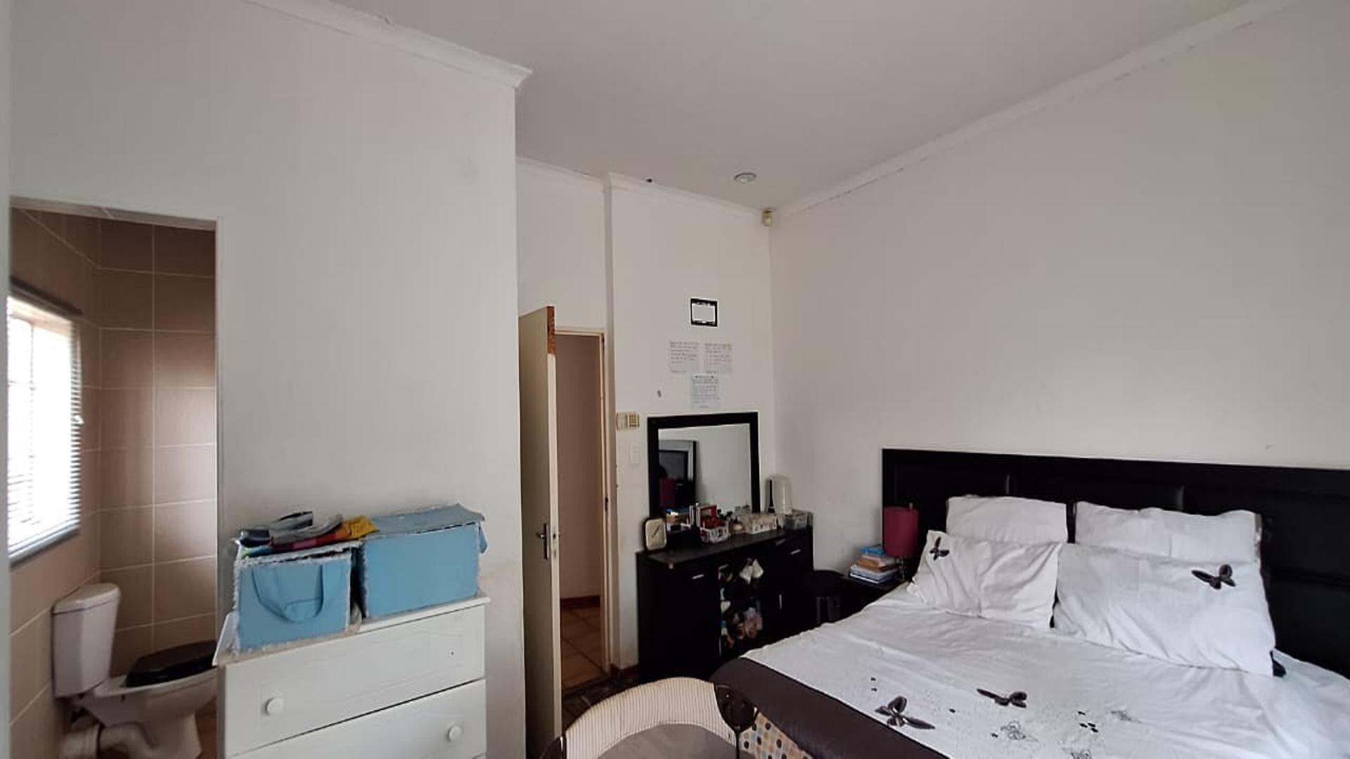 Main Bedroom - 18 square meters of property in Robinpark