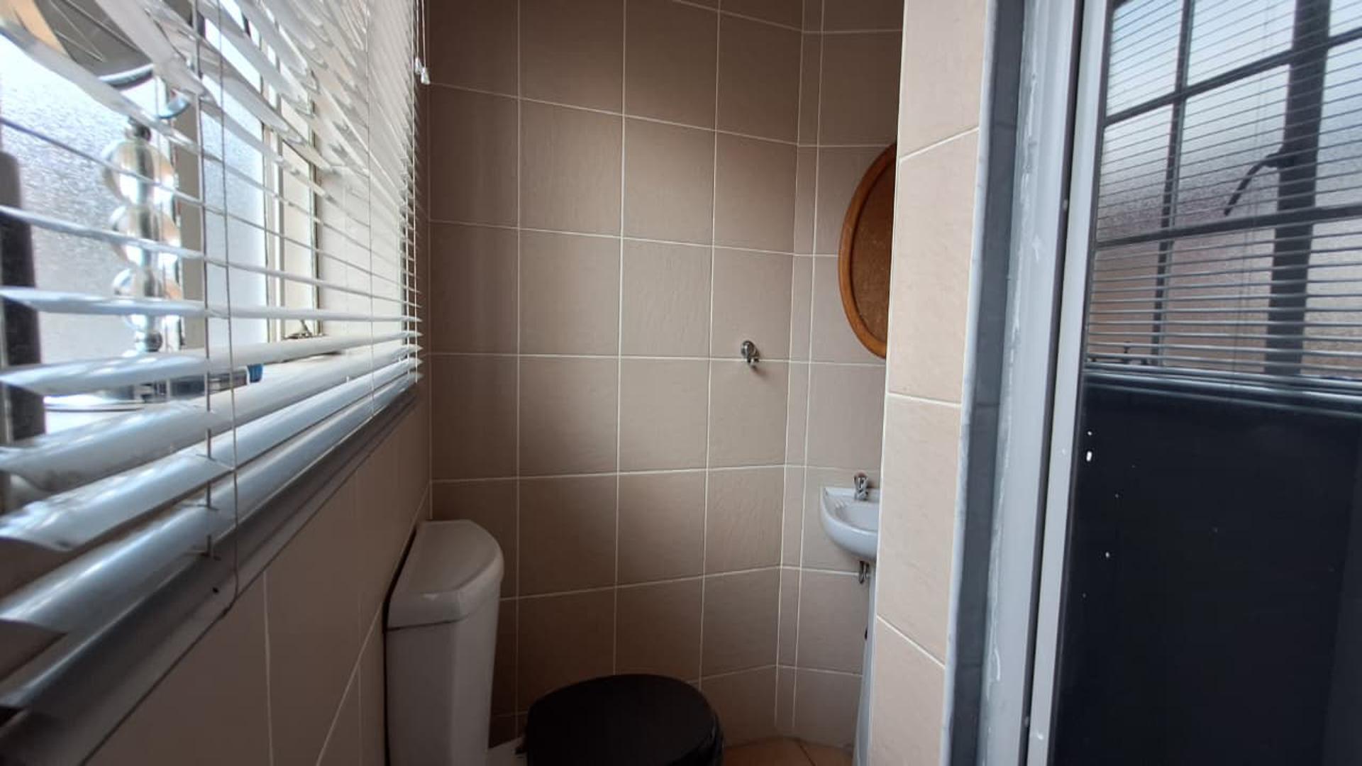 Main Bathroom - 4 square meters of property in Robinpark