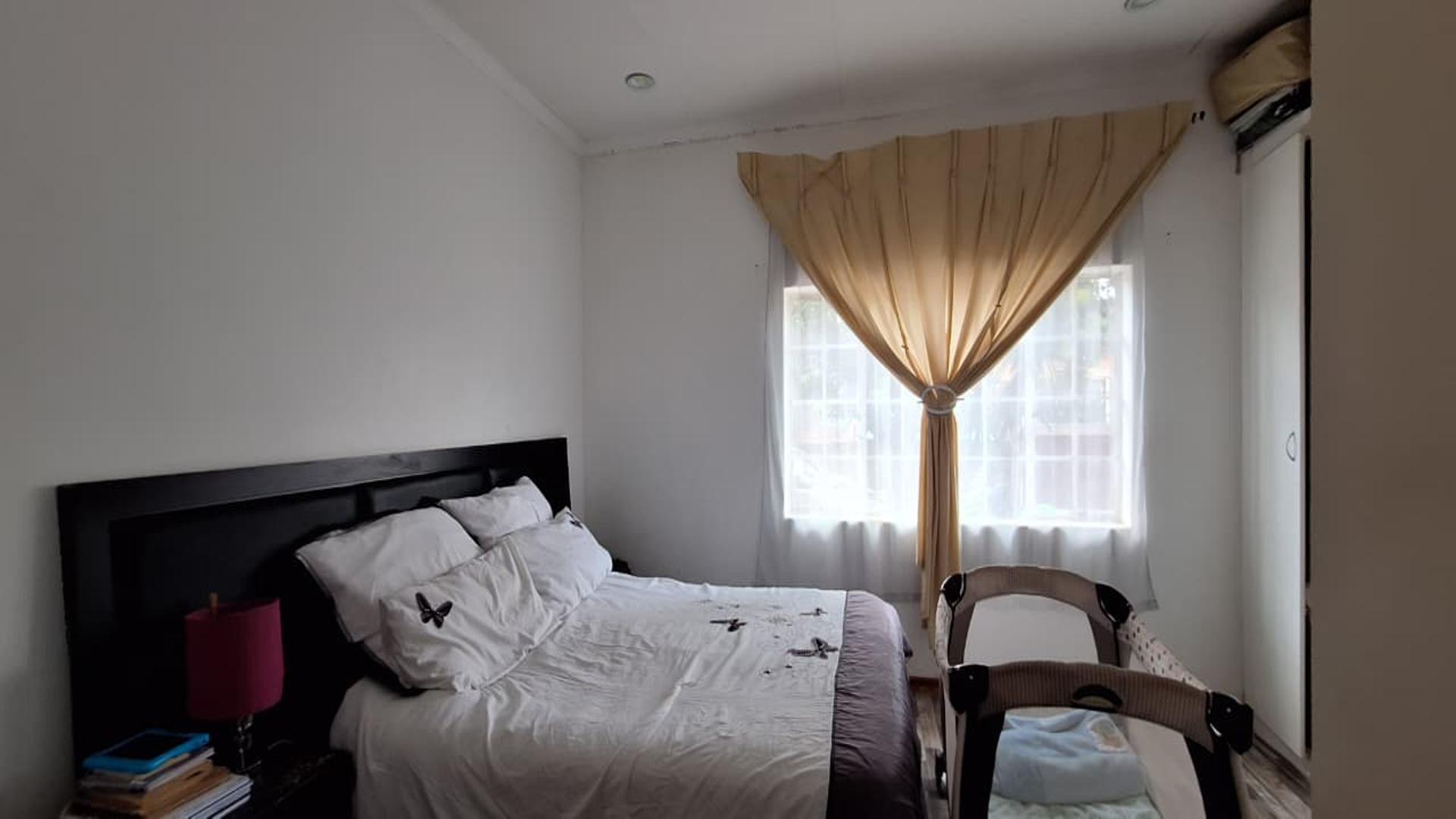 Main Bedroom - 18 square meters of property in Robinpark