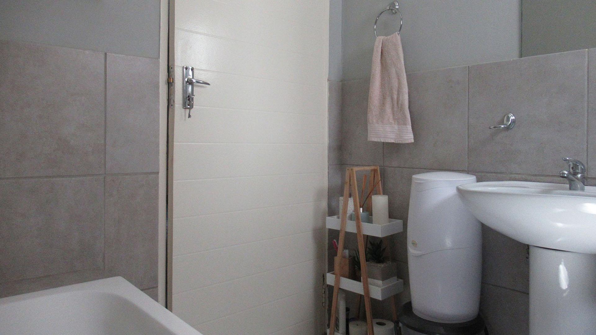 Bathroom 1 - 4 square meters of property in Terenure