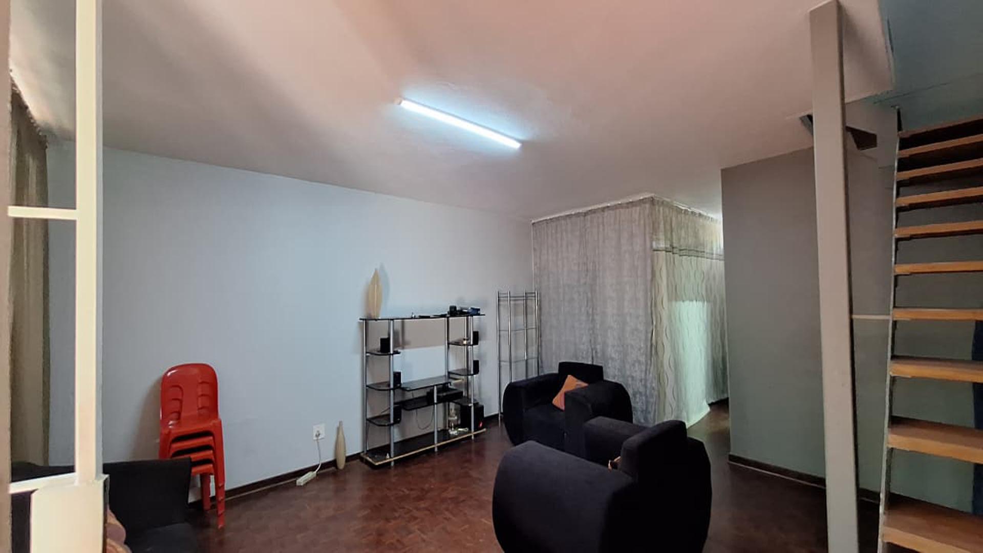 Lounges - 43 square meters of property in Windsor