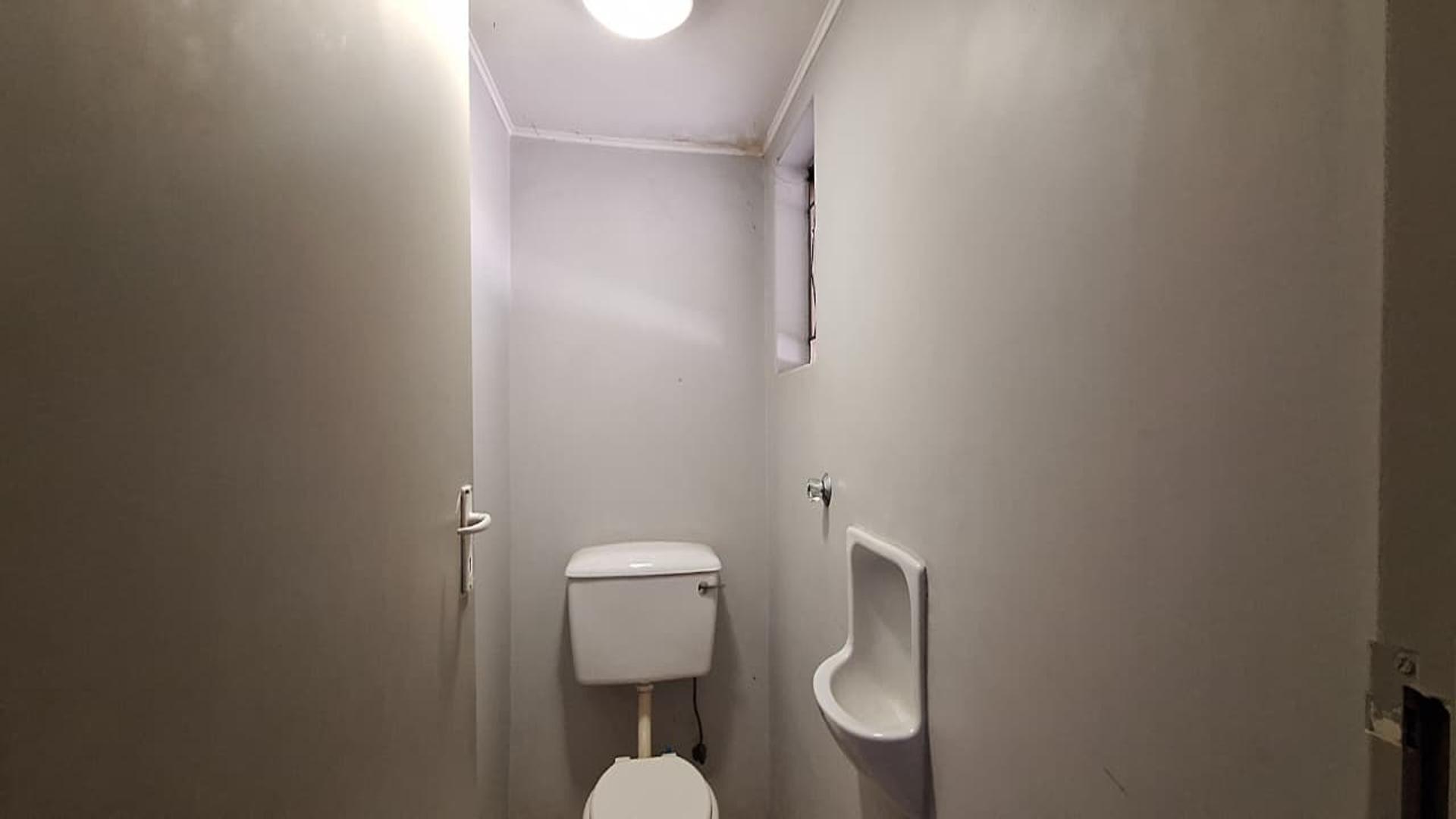 Guest Toilet - 2 square meters of property in Windsor