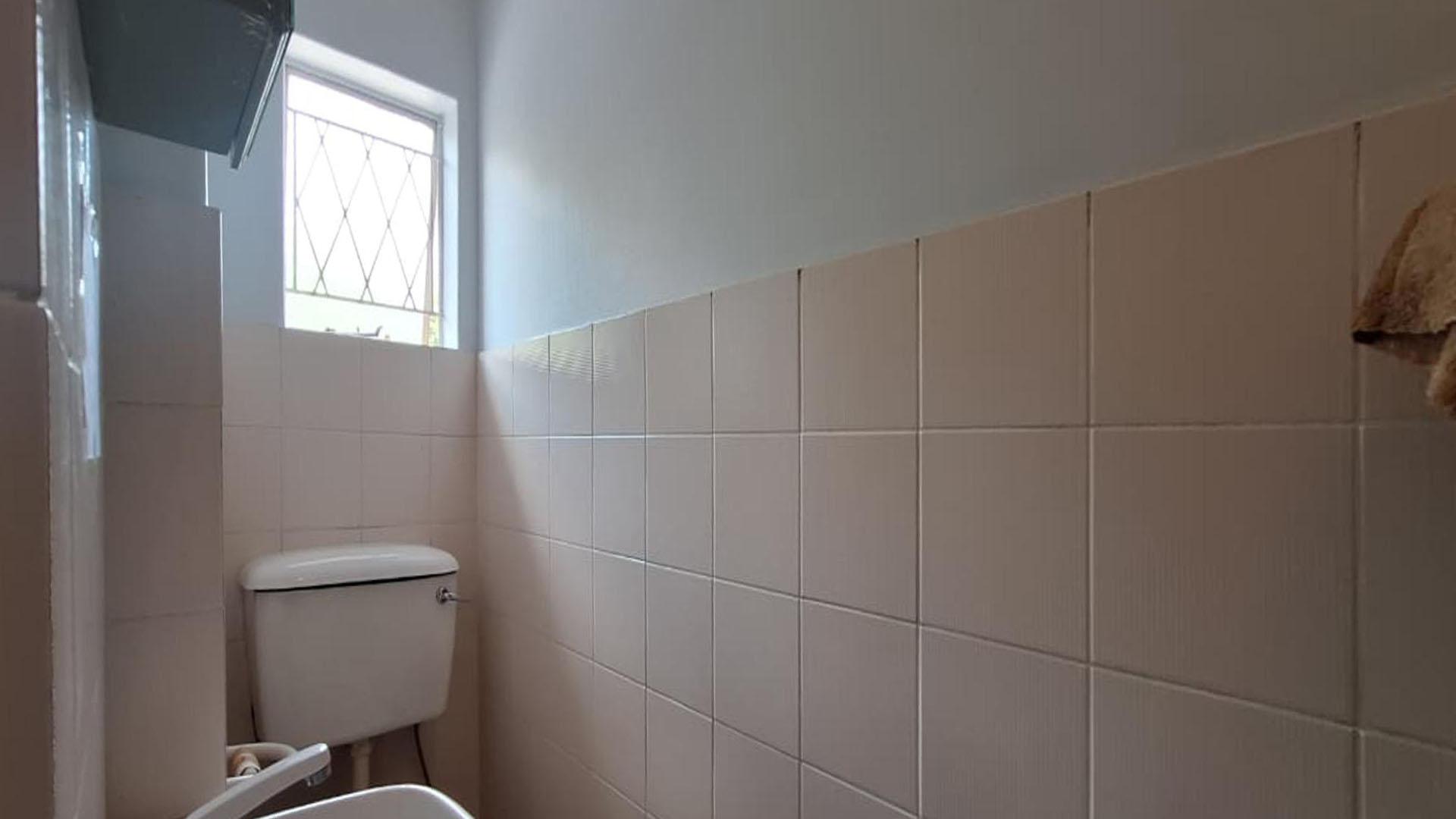 Bathroom 2 - 3 square meters of property in Windsor