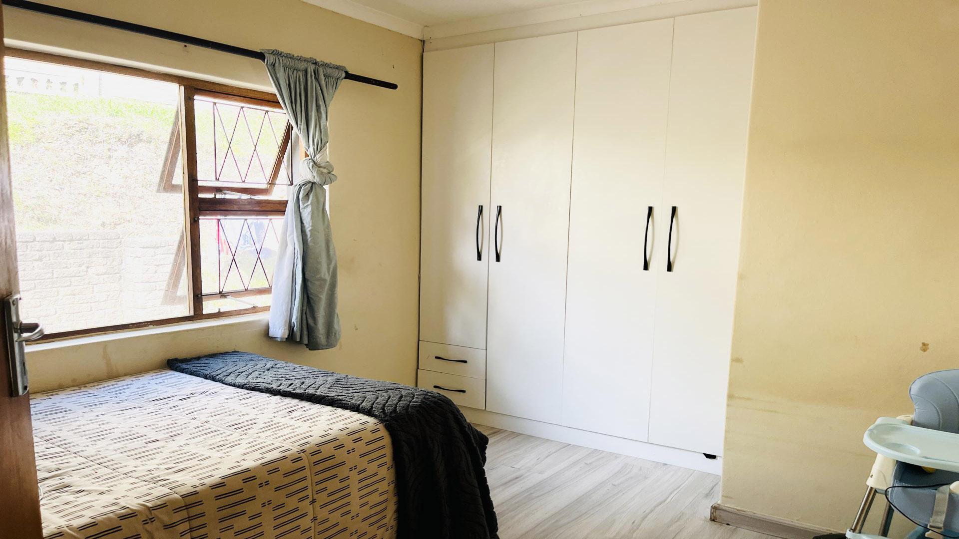 Bed Room 1 of property in Blue Bend