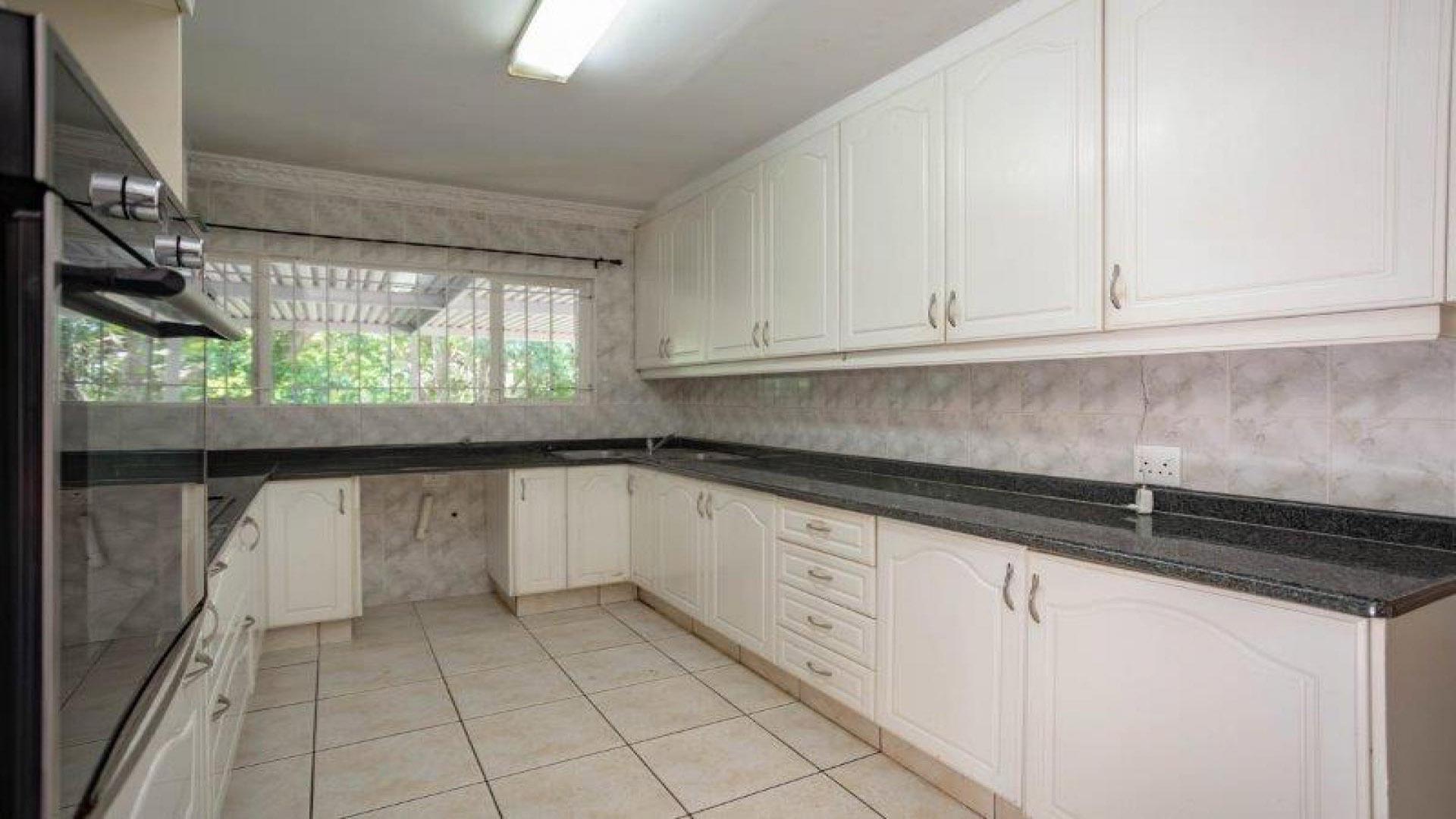 Kitchen of property in Chiltern Hills