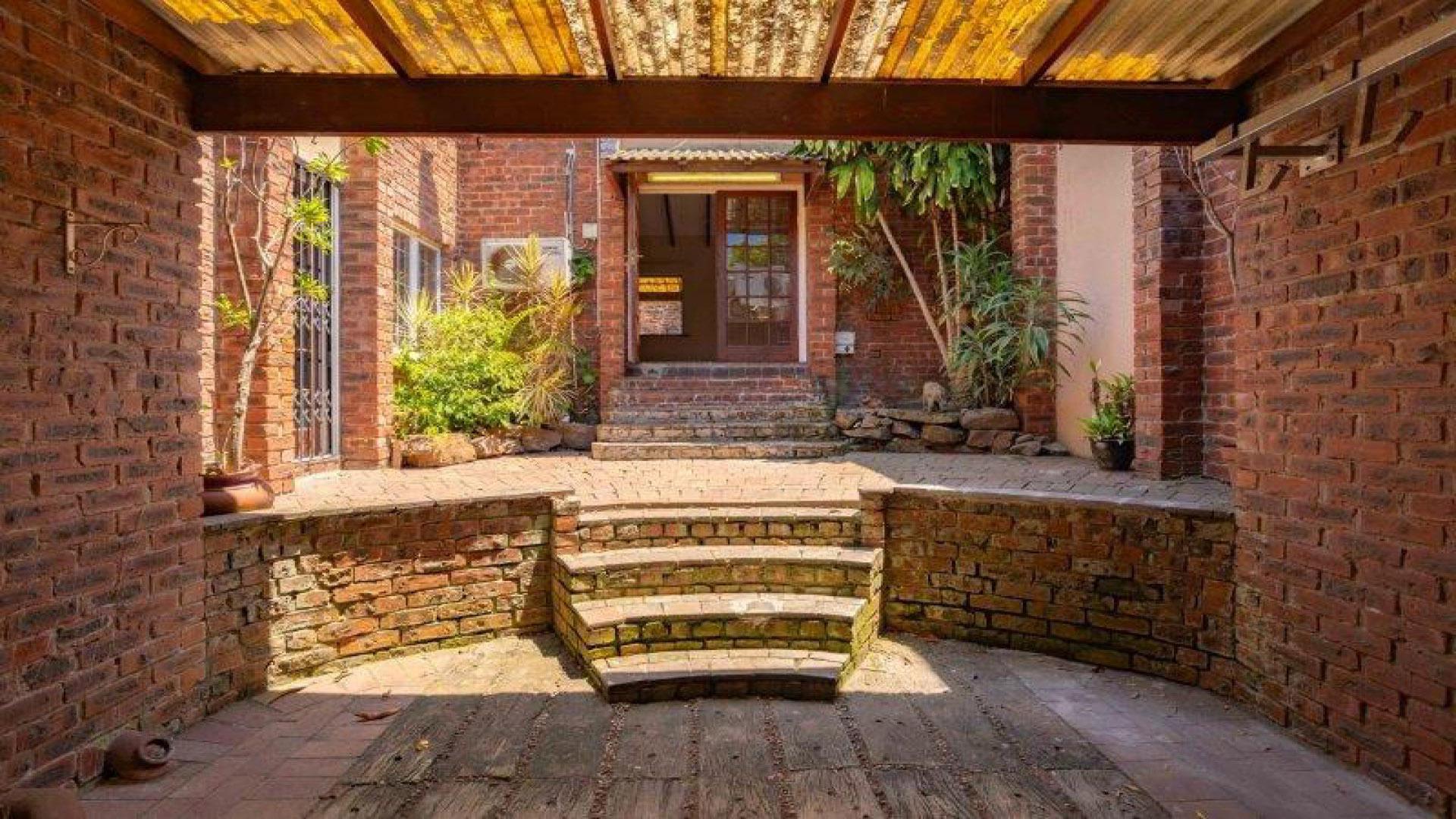 Front View of property in Chiltern Hills