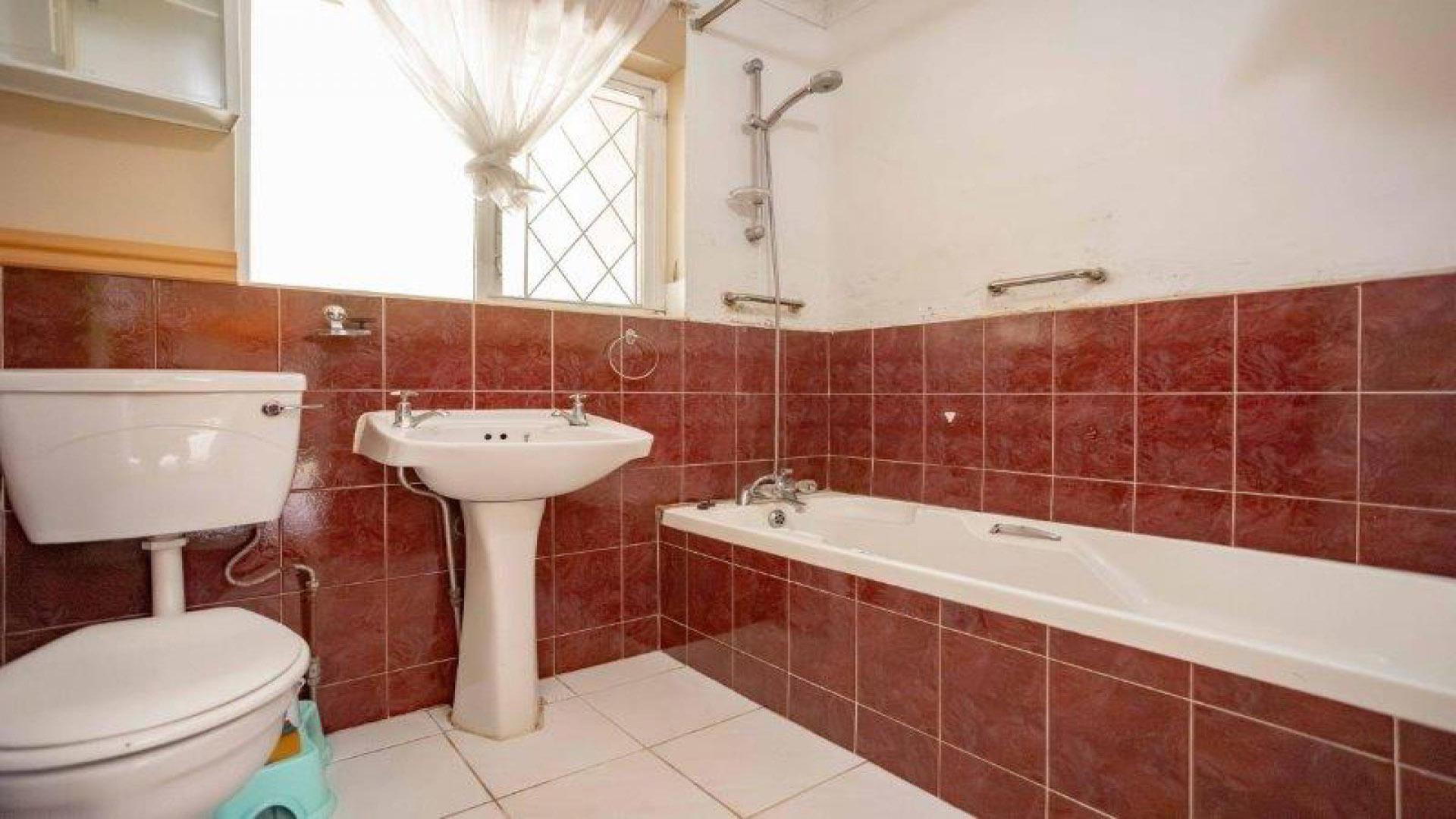 Bathroom 1 of property in Chiltern Hills