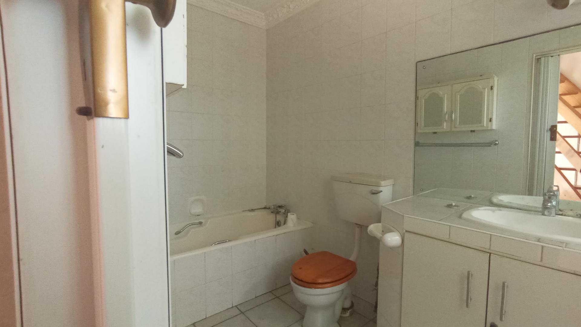Main Bathroom - 7 square meters of property in Chiltern Hills