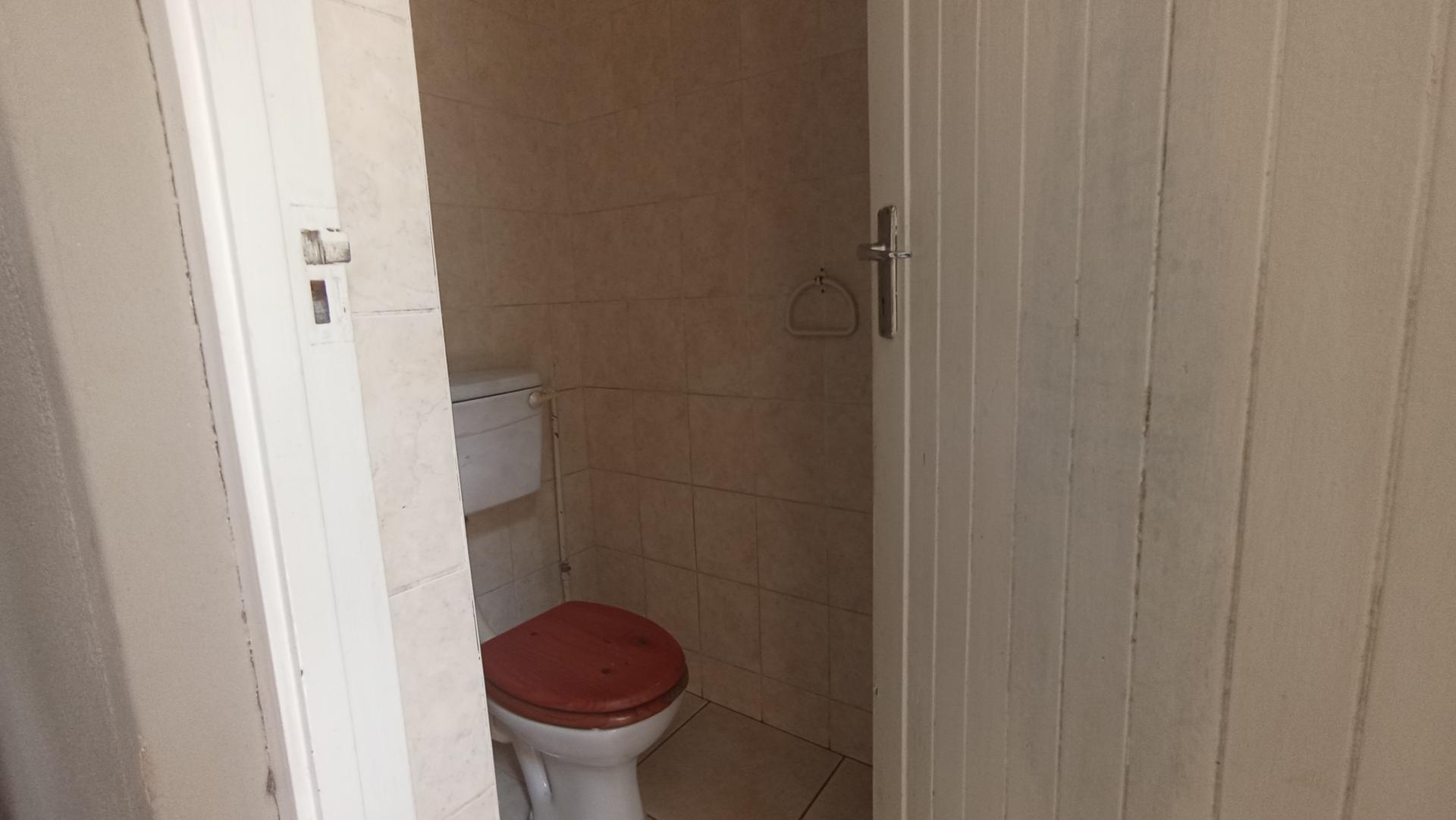 Staff Bathroom - 4 square meters of property in Chiltern Hills