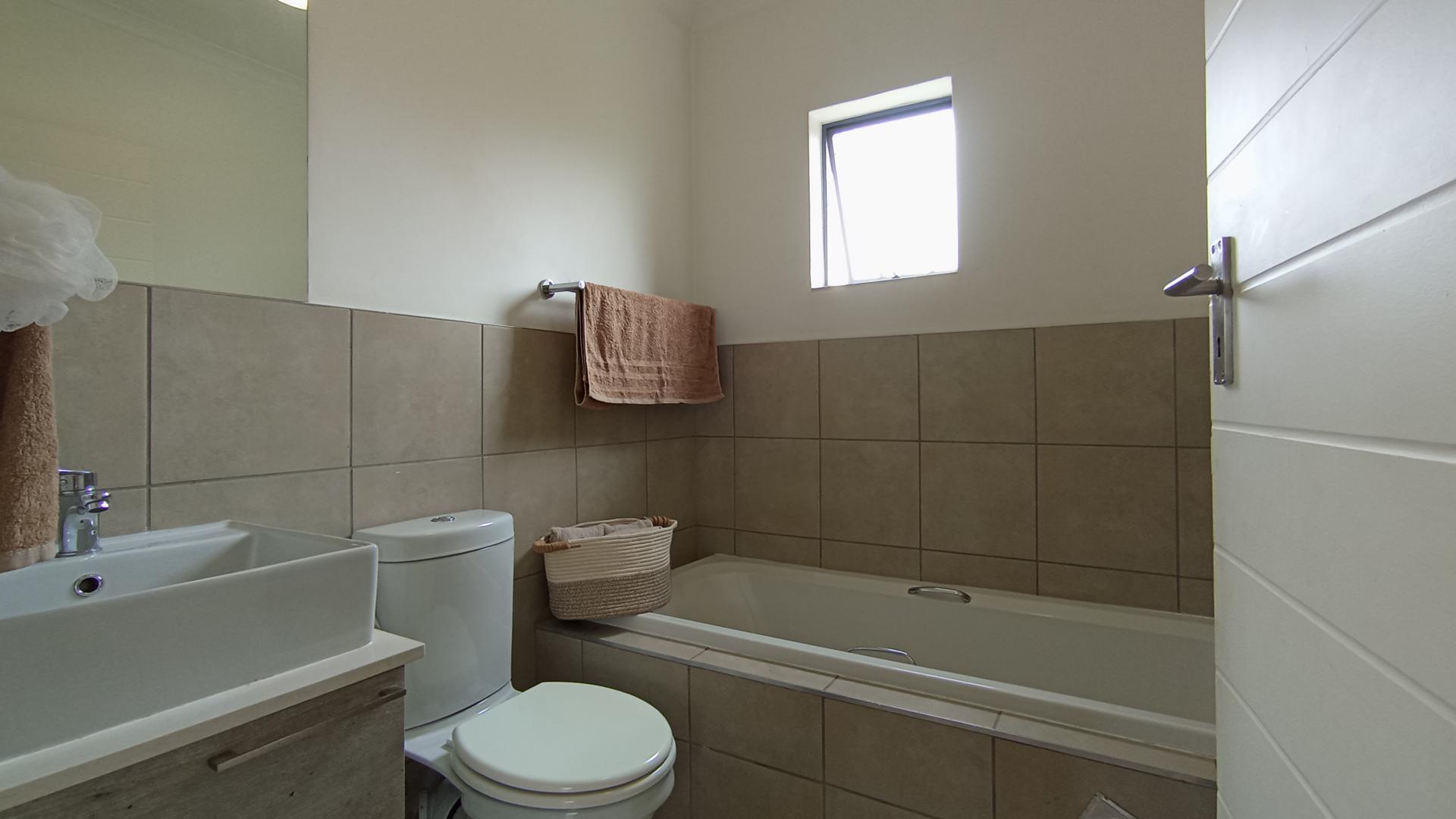 Bathroom 1 - 5 square meters of property in Monavoni