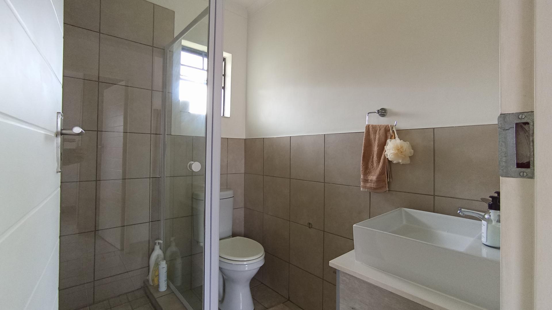 Bathroom 2 - 5 square meters of property in Monavoni