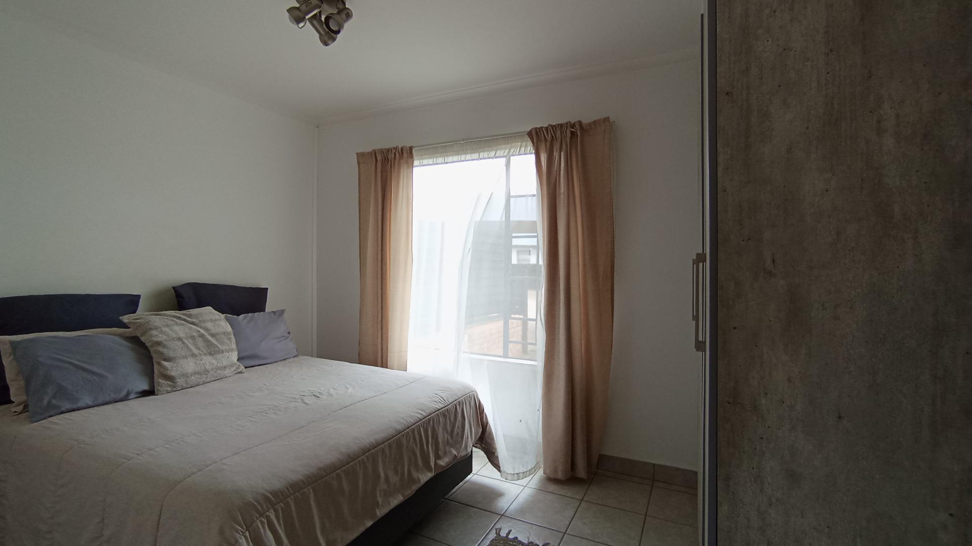 Bed Room 1 - 12 square meters of property in Monavoni