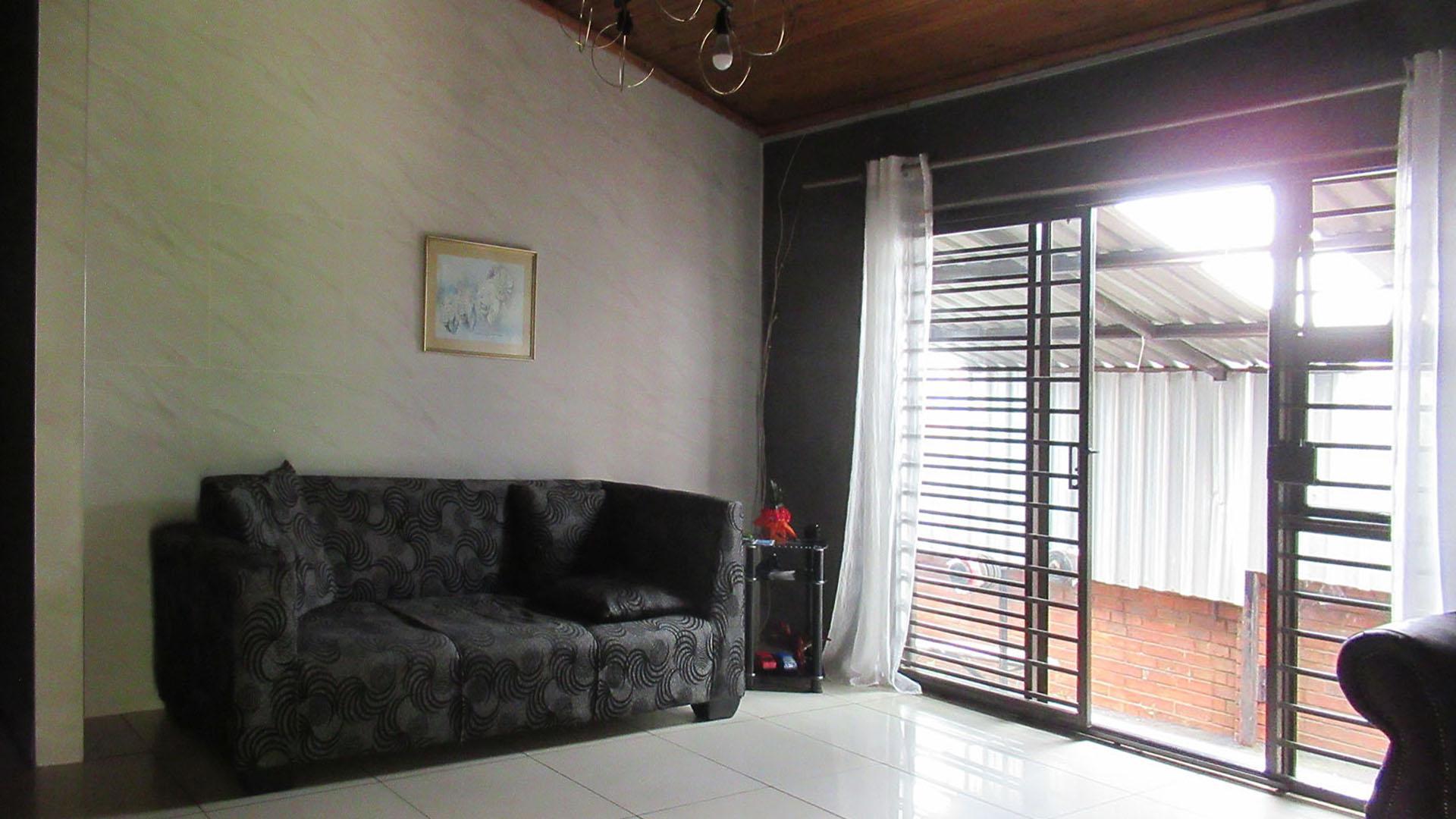 Lounges - 27 square meters of property in Sophiatown