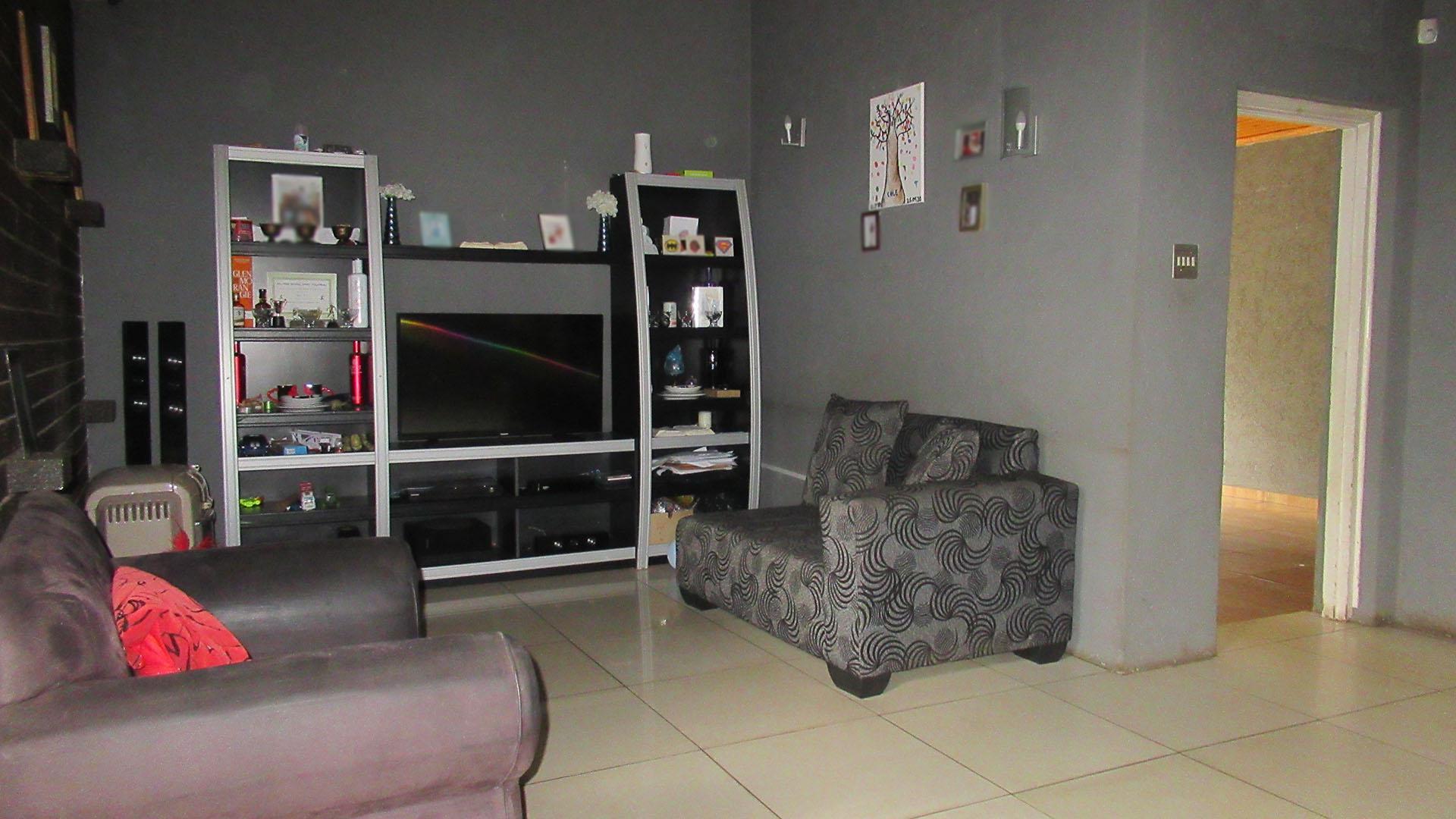 Lounges - 27 square meters of property in Sophiatown