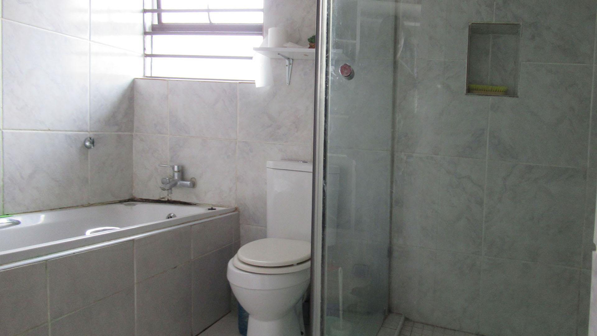 Bathroom 1 - 4 square meters of property in Sophiatown