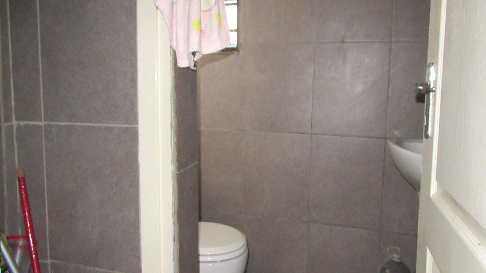 Bathroom 2 of property in Sophiatown