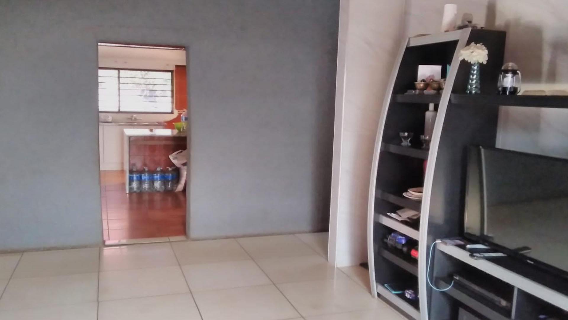 Lounges - 27 square meters of property in Sophiatown