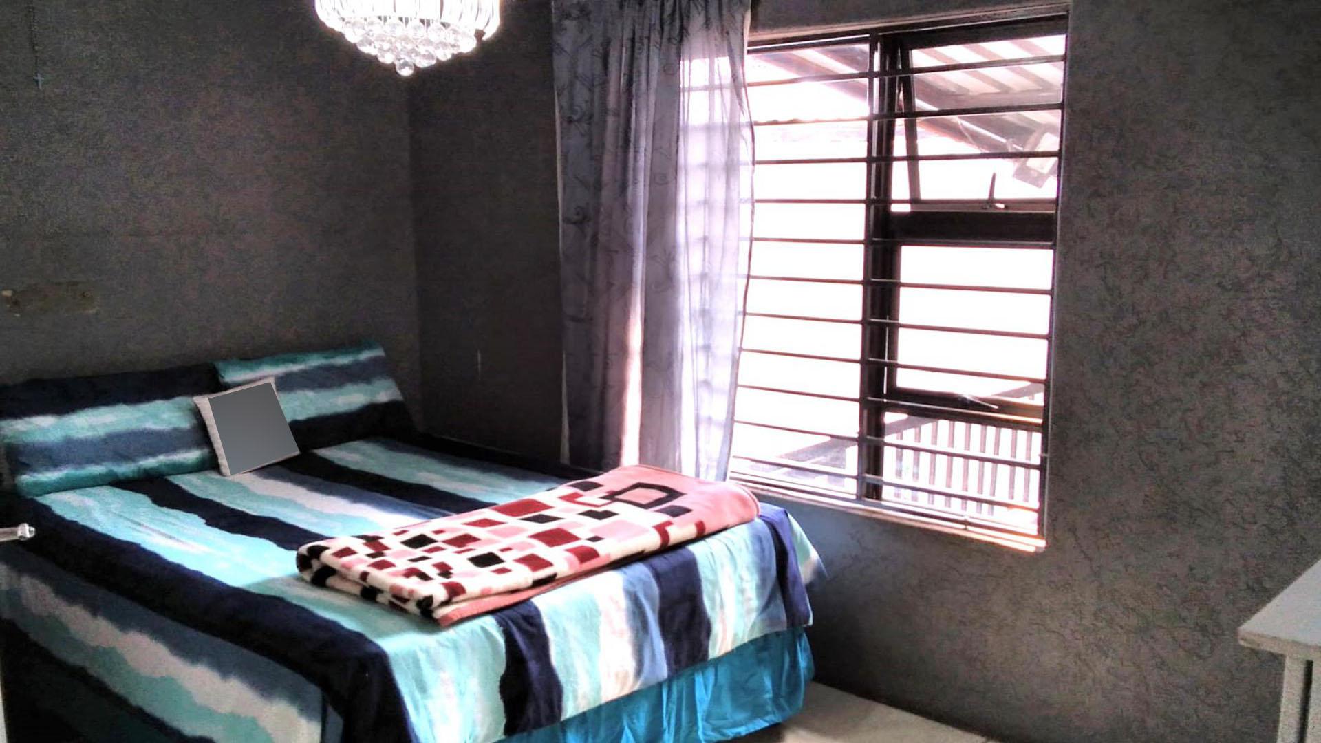 Bed Room 1 - 12 square meters of property in Sophiatown