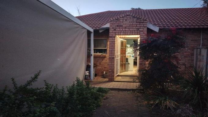 2 Bedroom Sectional Title for Sale For Sale in Langenhoven Park - Private Sale - MR704911